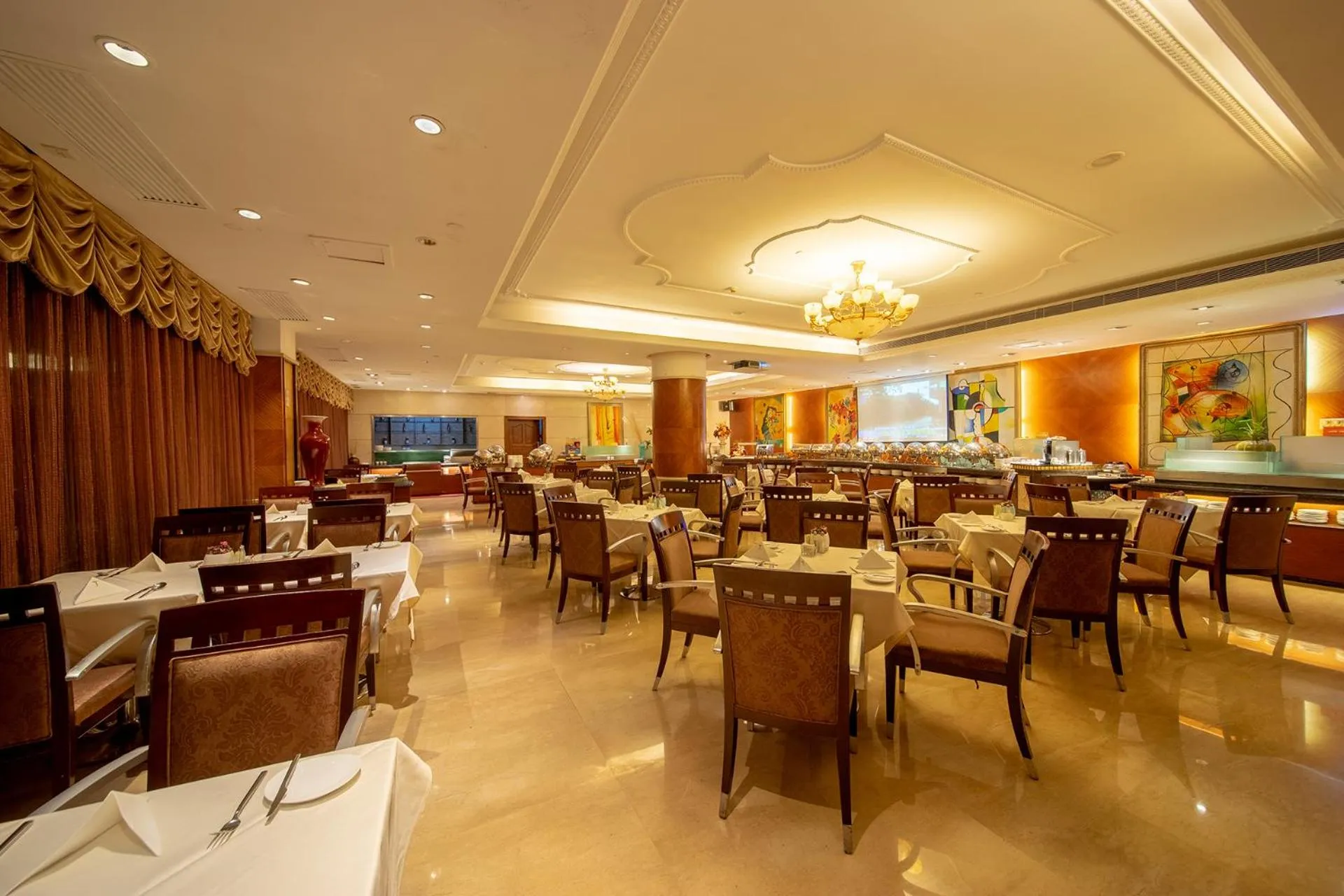 Restaurant/places to eat in Grand International Hotel