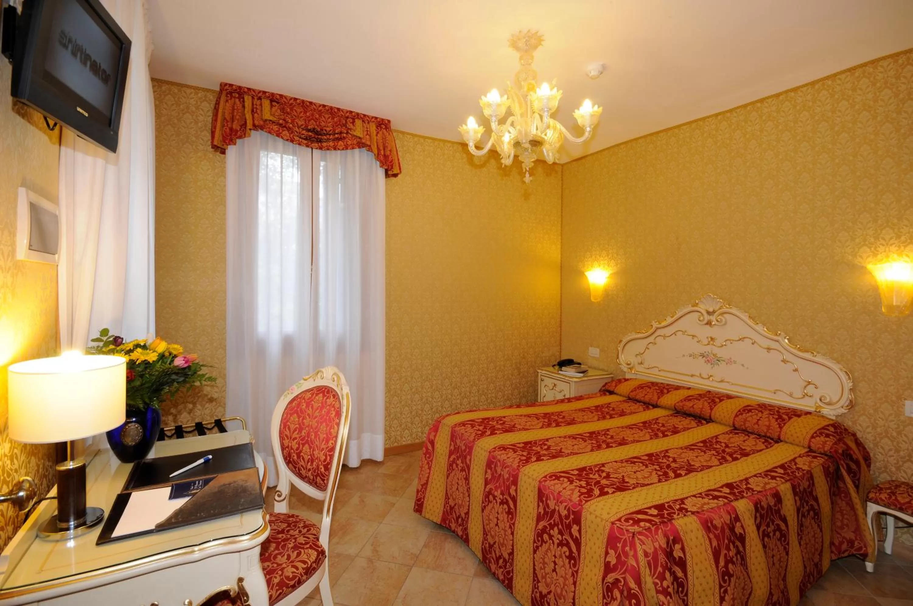 Photo of the whole room, Bed in Hotel Il Mercante di Venezia