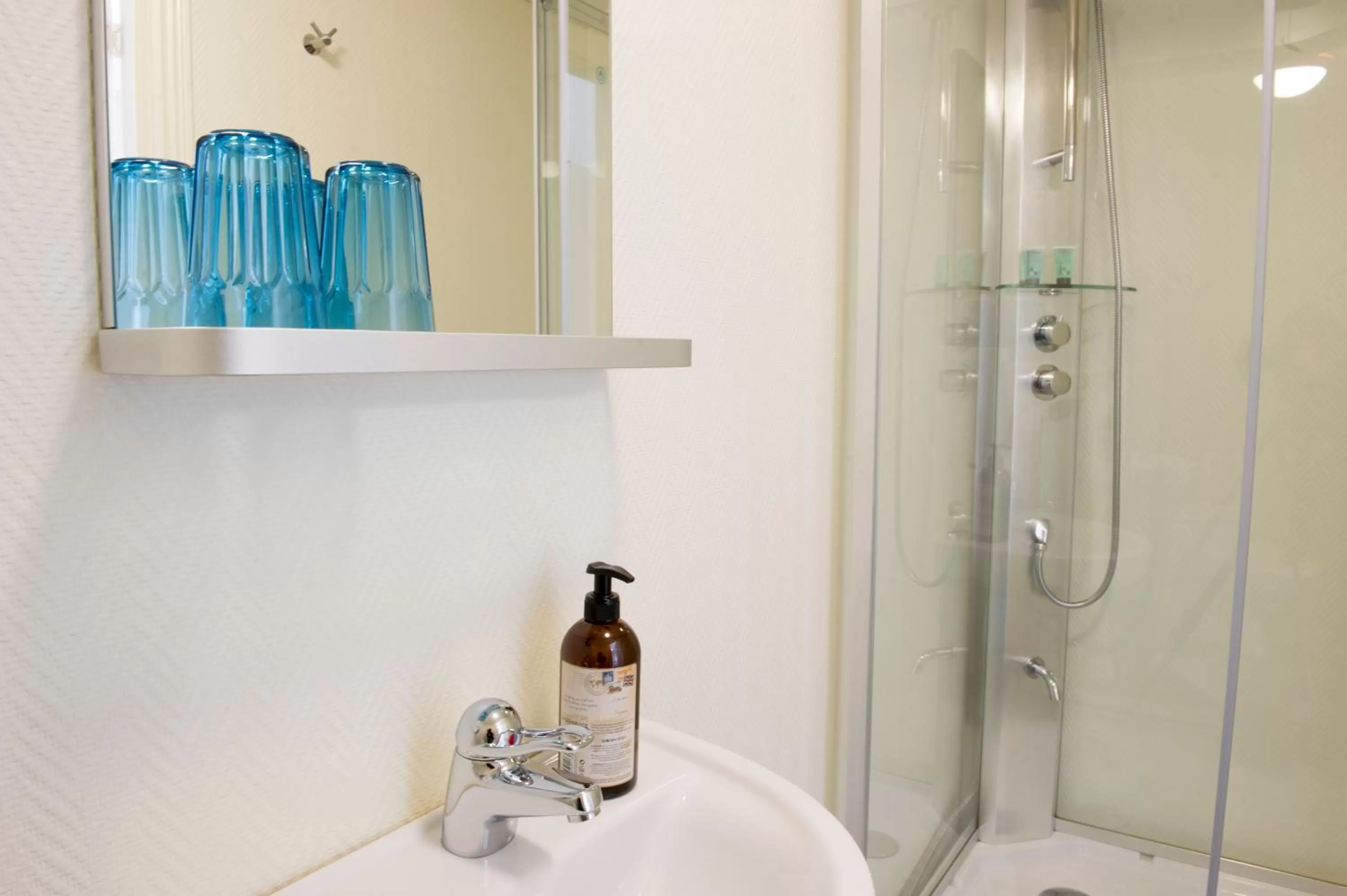 Shower, Coffee/Tea Facilities in Lilla Hotellet i Nora