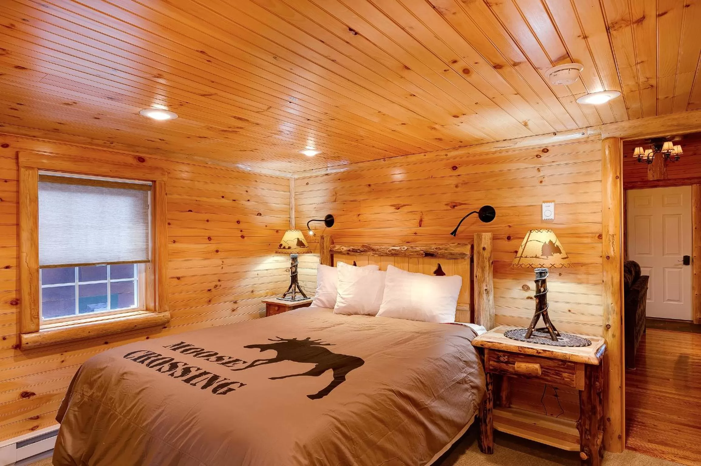 Bedroom, Bed in Cobble Mountain Lodge