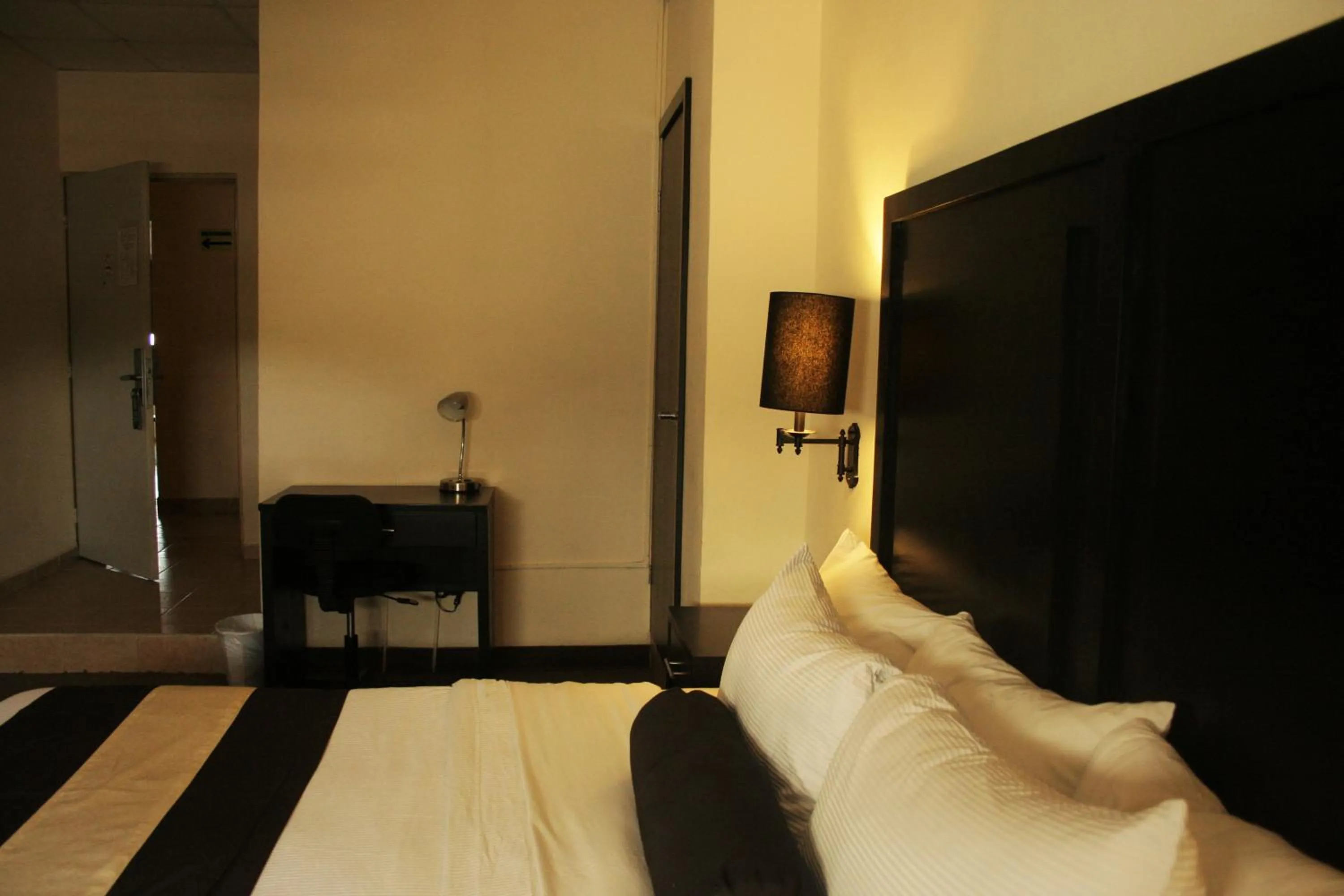 Photo of the whole room, Bed in Hotel El Camino Inn & Suites