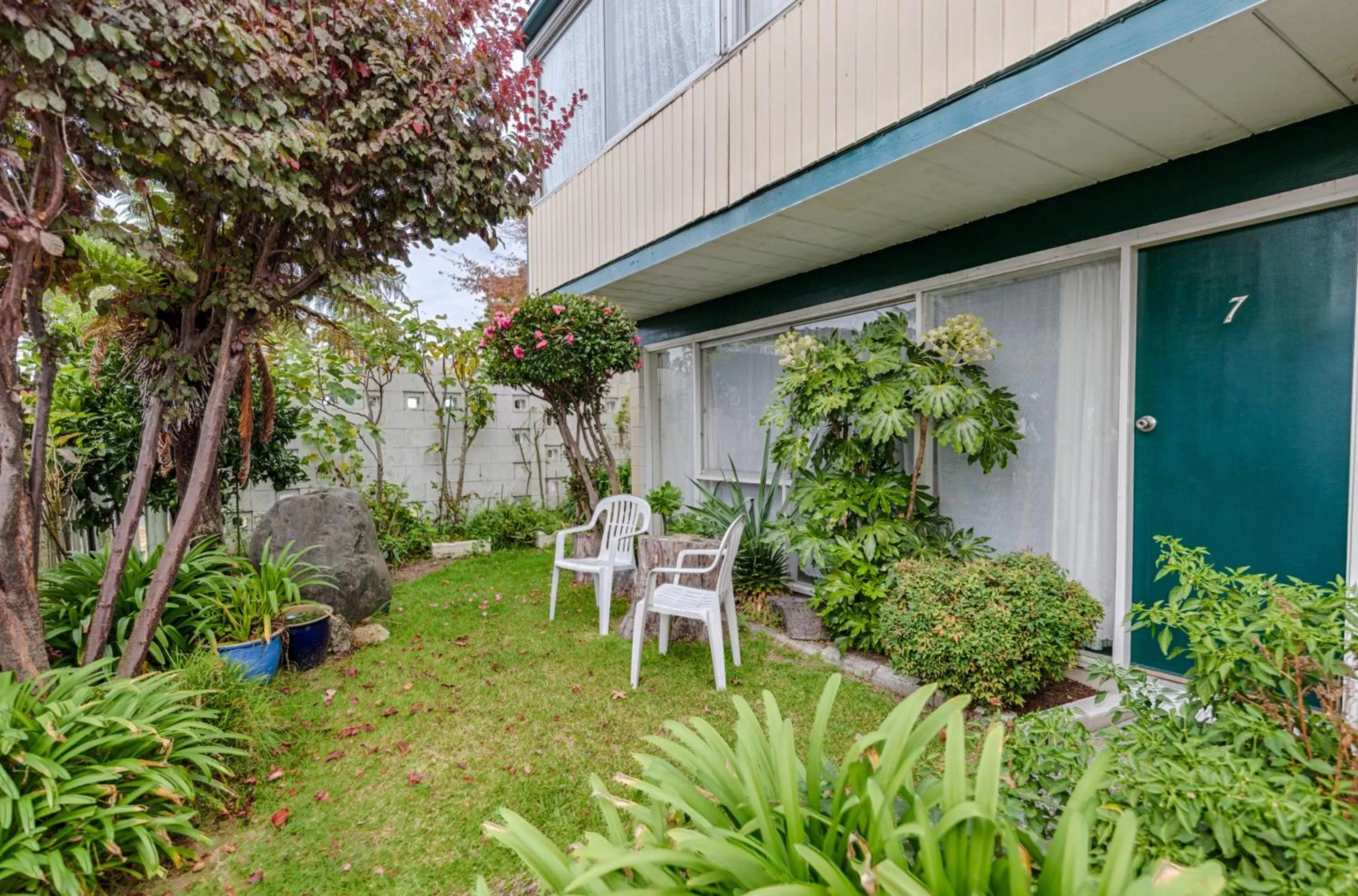 Garden in Aaryn Court Motel
