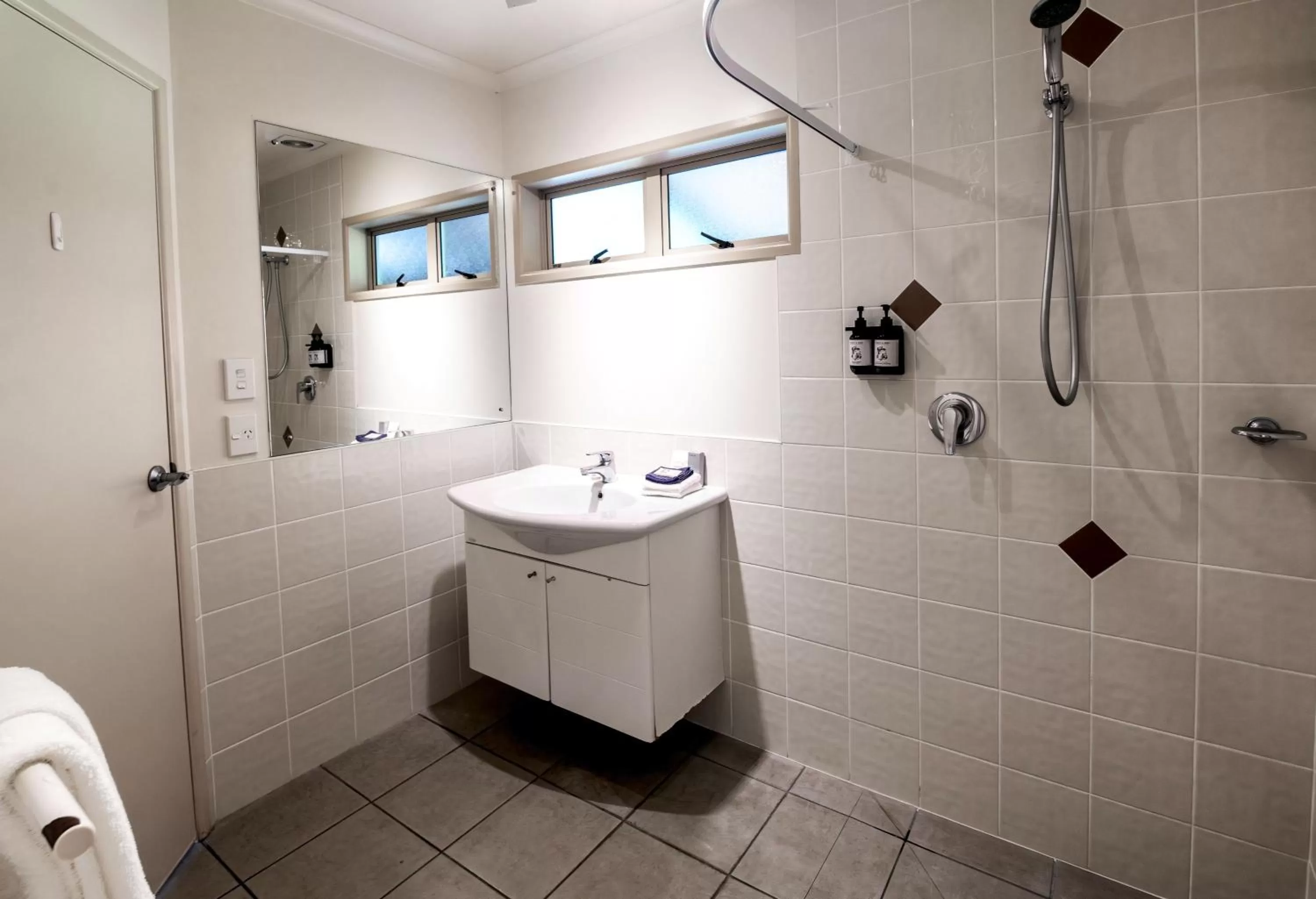 Shower, Bathroom in Best Western Braeside Rotorua