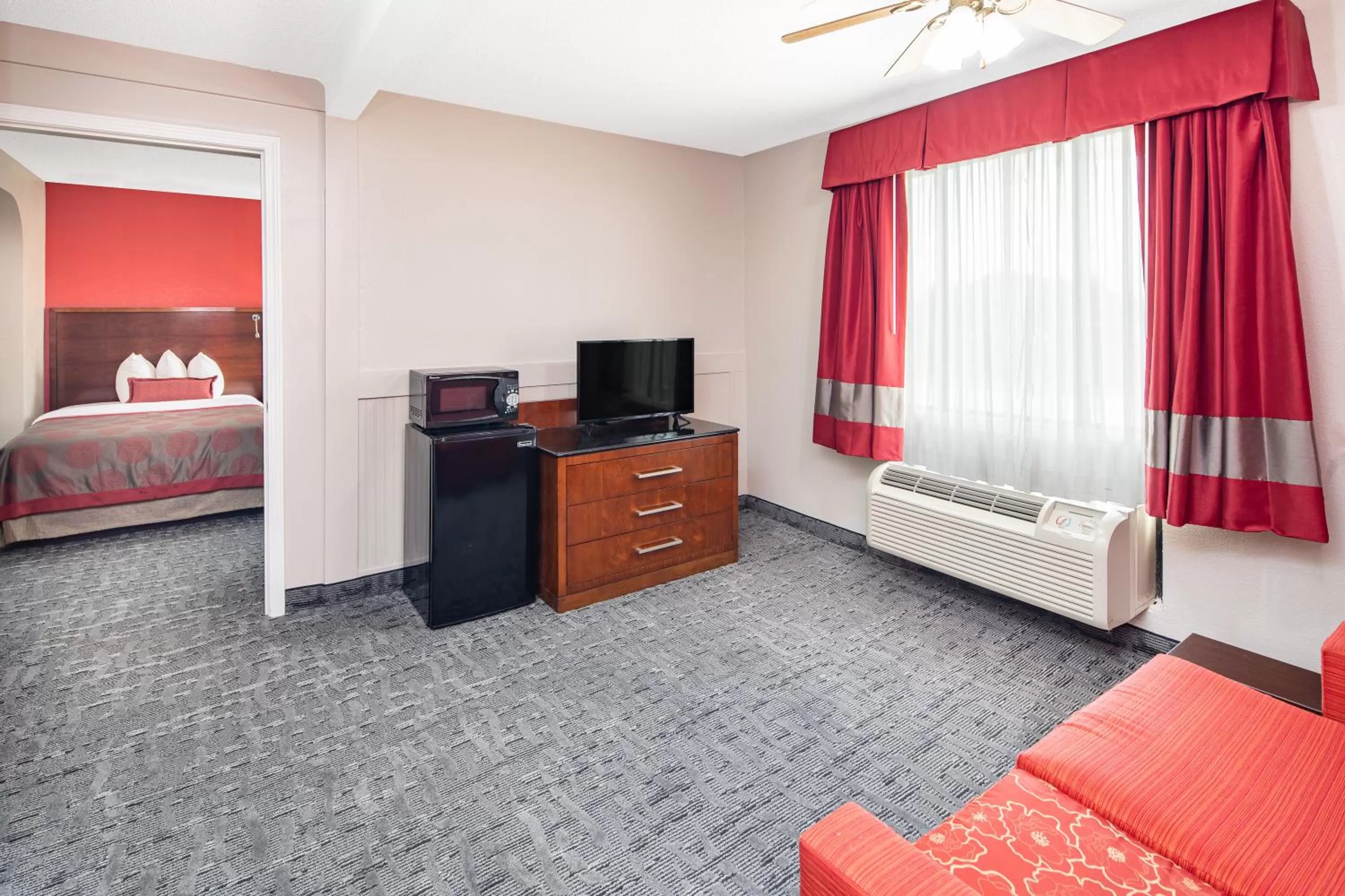 TV and multimedia, Bed in Ramada by Wyndham Alpharetta Atlanta North
