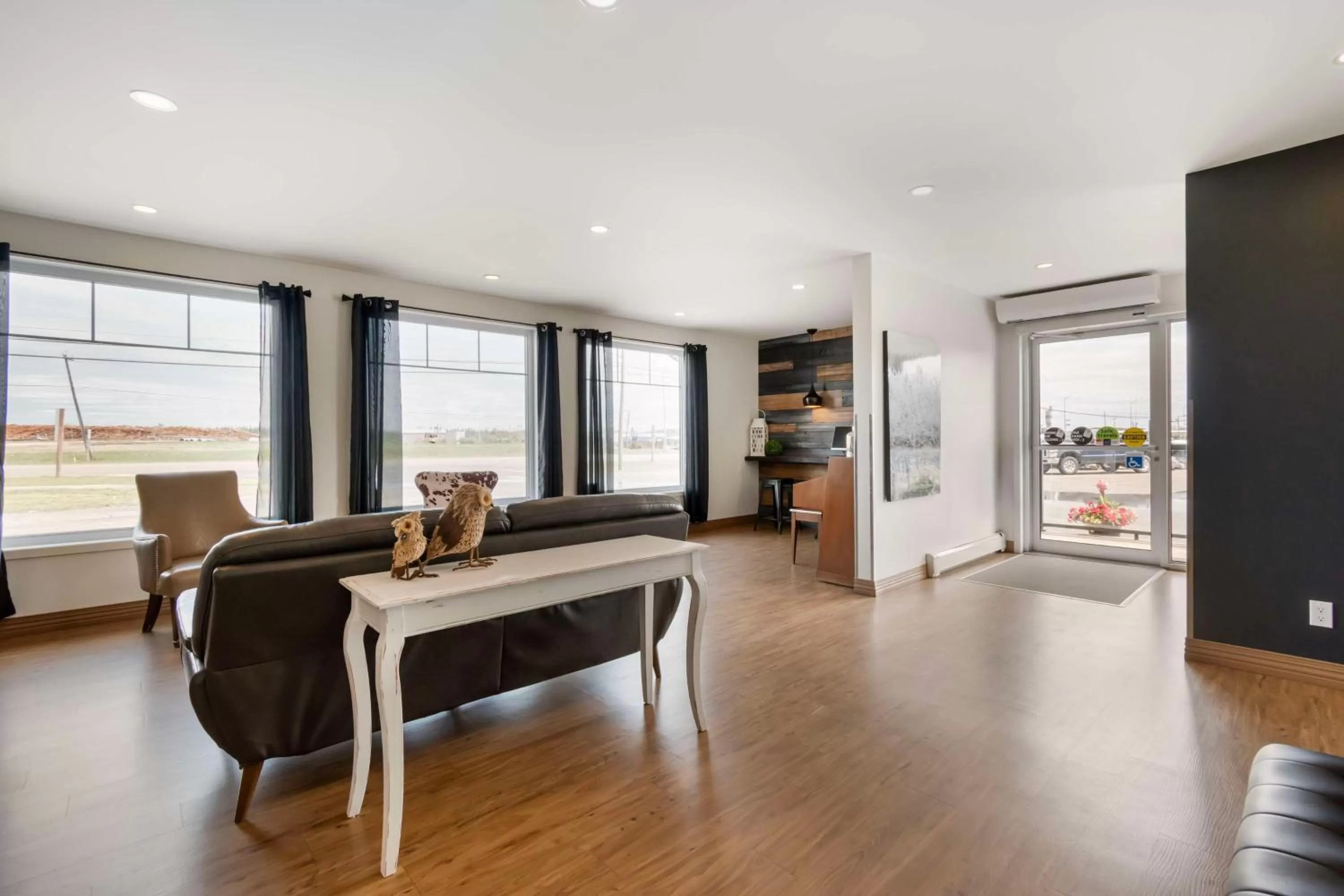 Lobby or reception in Villa Inn & Suites - SureStay Collection by Best Western