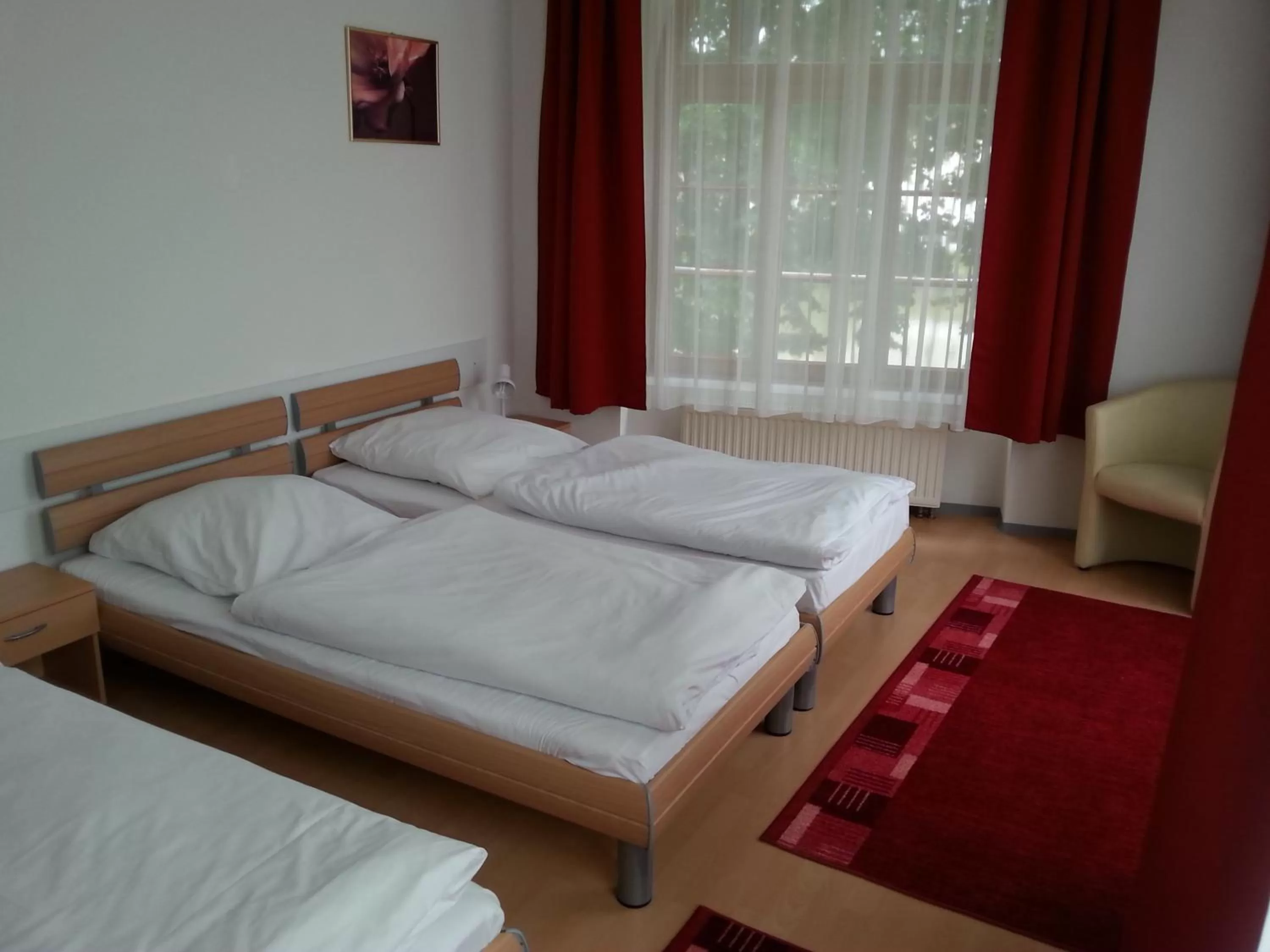 Photo of the whole room, Bed in Picobello Pension