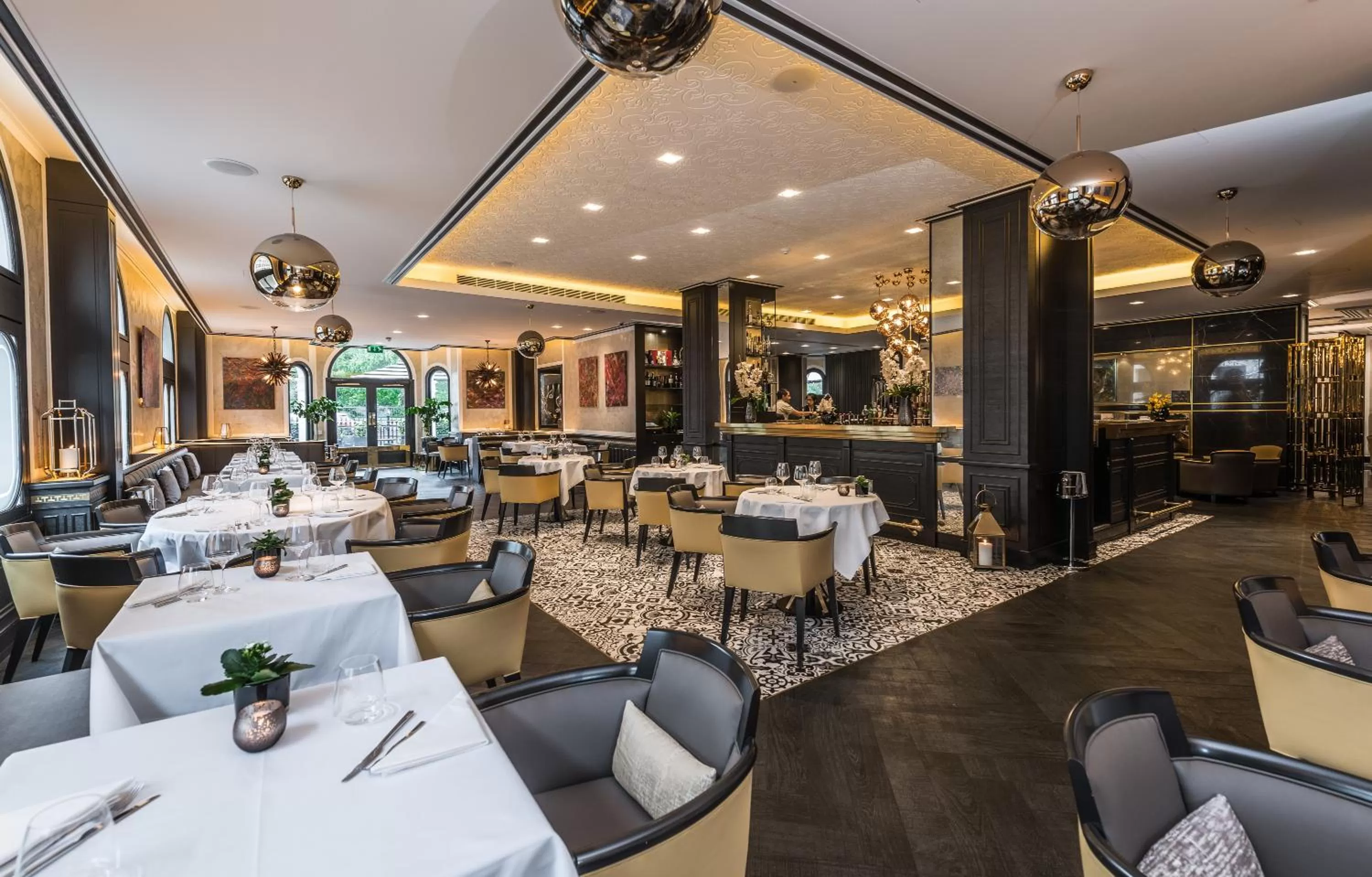 Restaurant/places to eat in 60 Hyde Park Gate Hotel