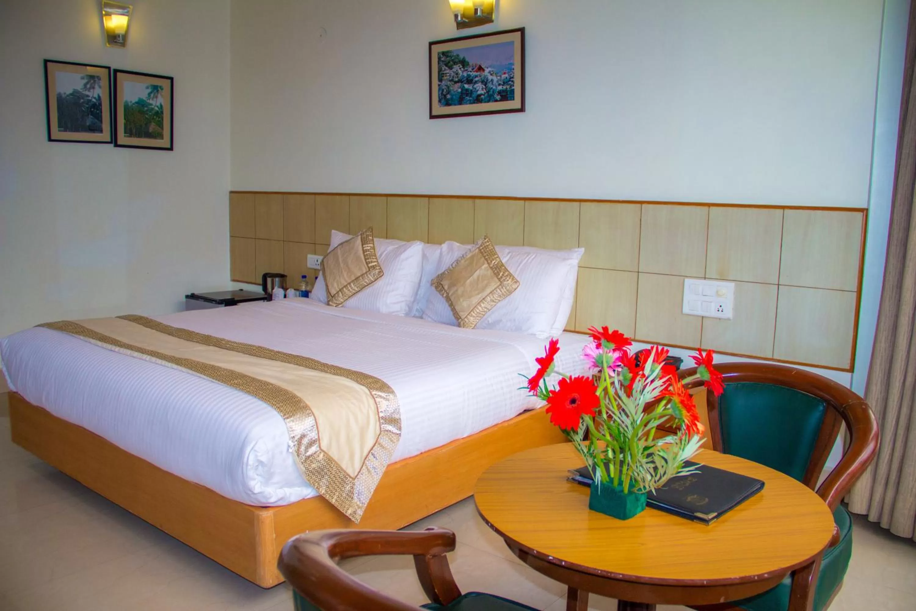 Bed in Hotel Broadways Inn