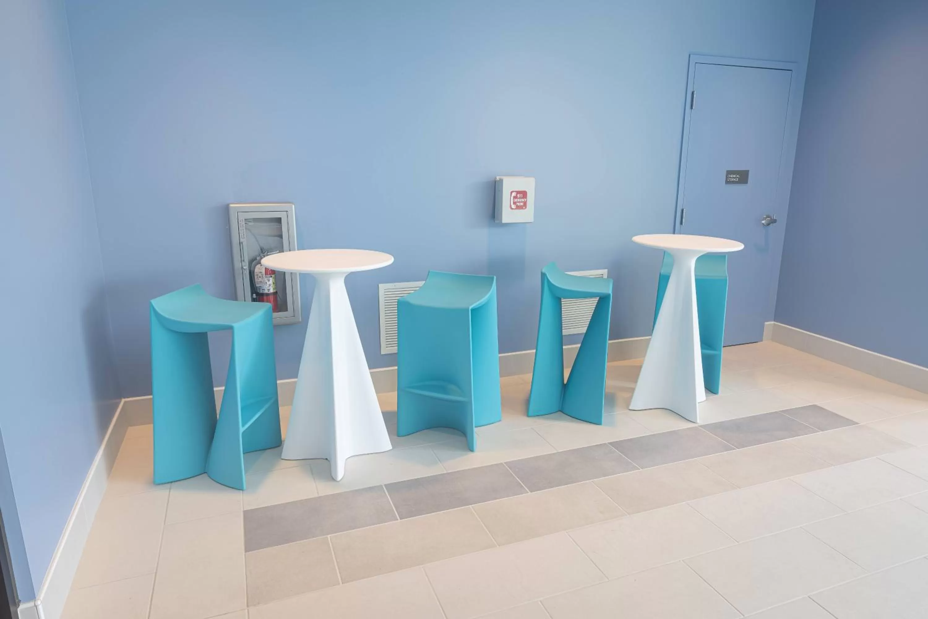 Swimming pool in Hayward Inn