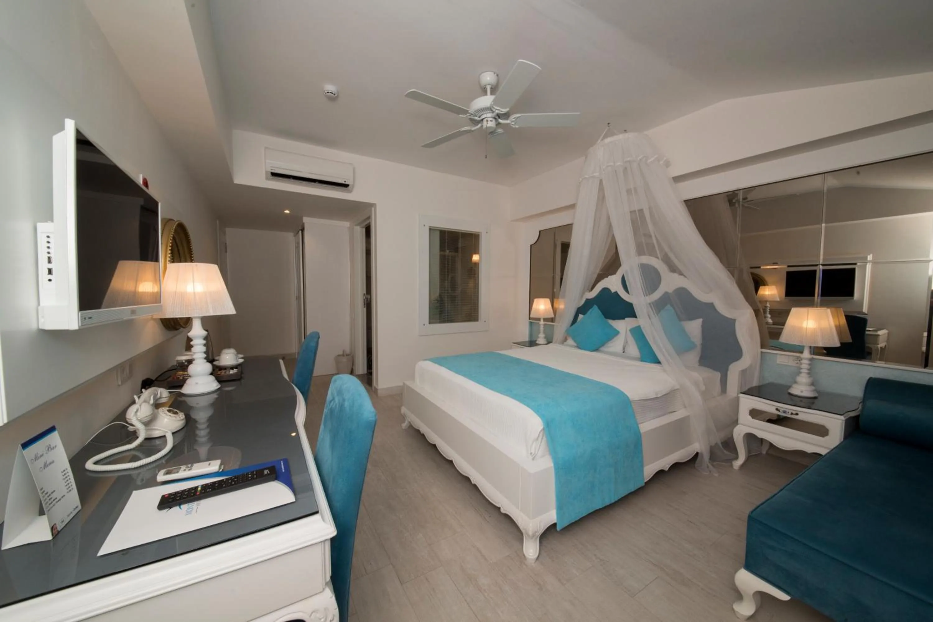 Photo of the whole room, Bed in Montebello Deluxe Hotel