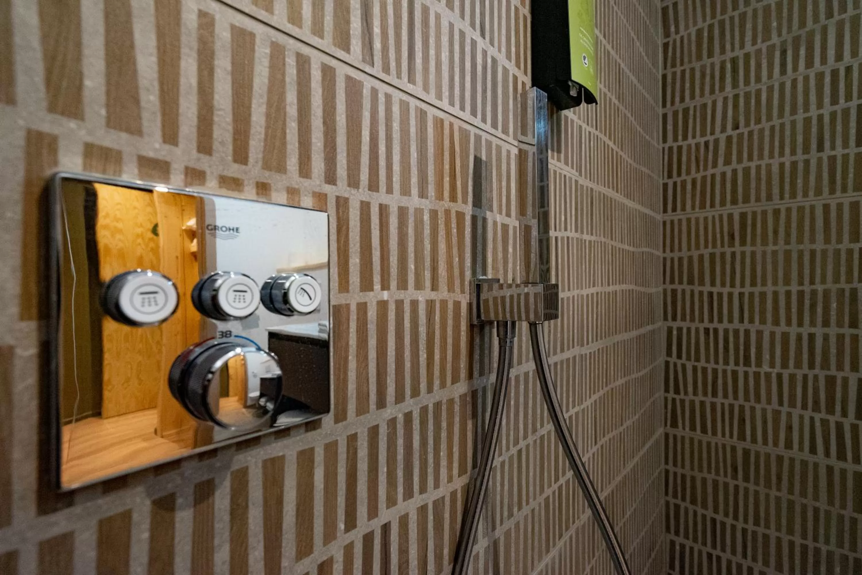 Shower in Appart hôtel En Ville