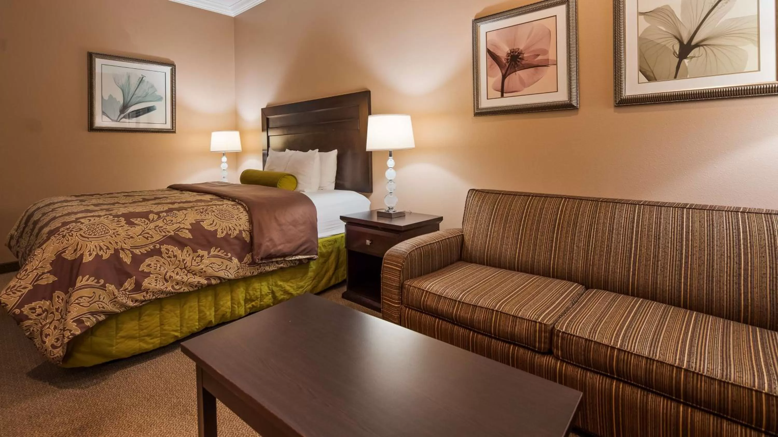 Photo of the whole room, Bed in Best Western Route 66 Glendora Inn