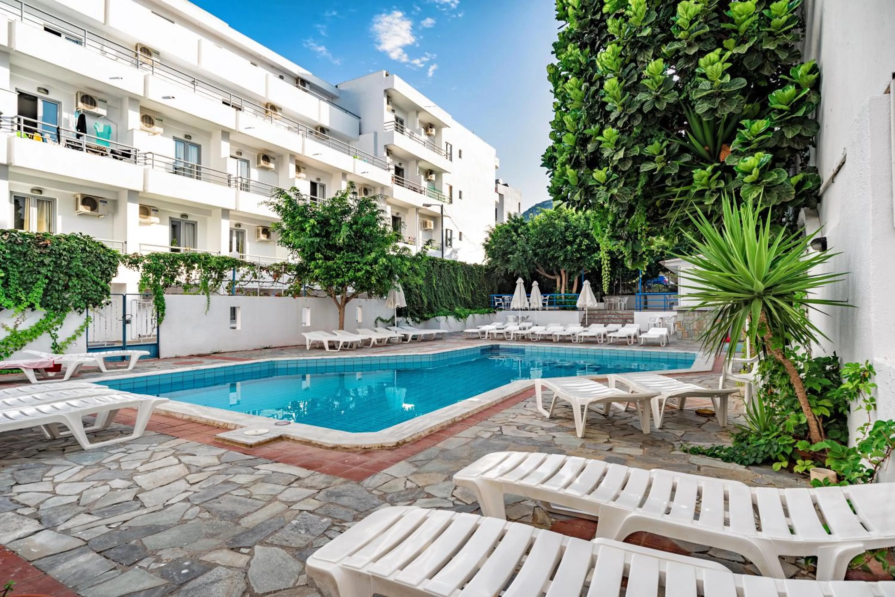 Swimming pool in Hotel Iro