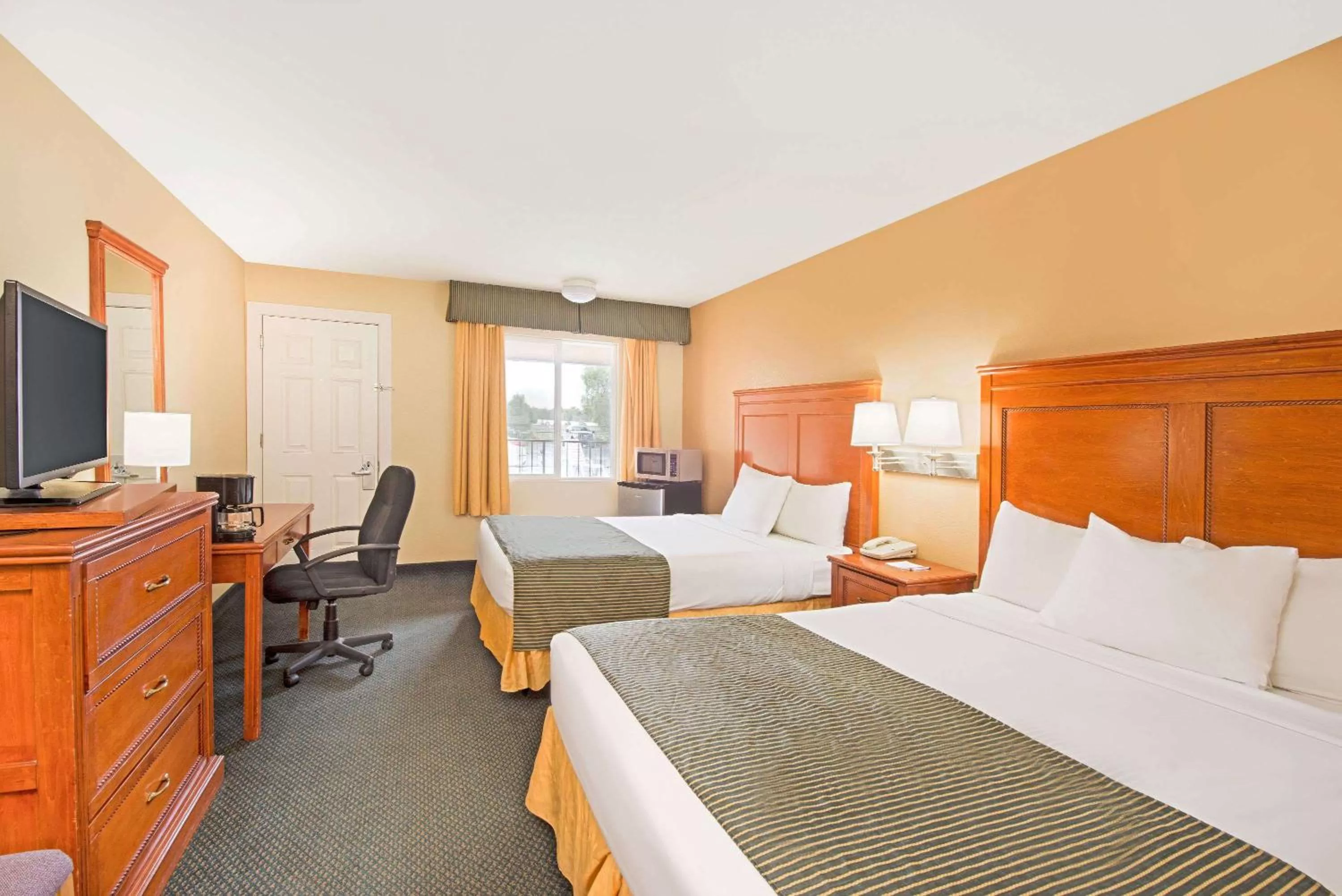 Photo of the whole room, Bed in Ramada by Wyndham Flagstaff East