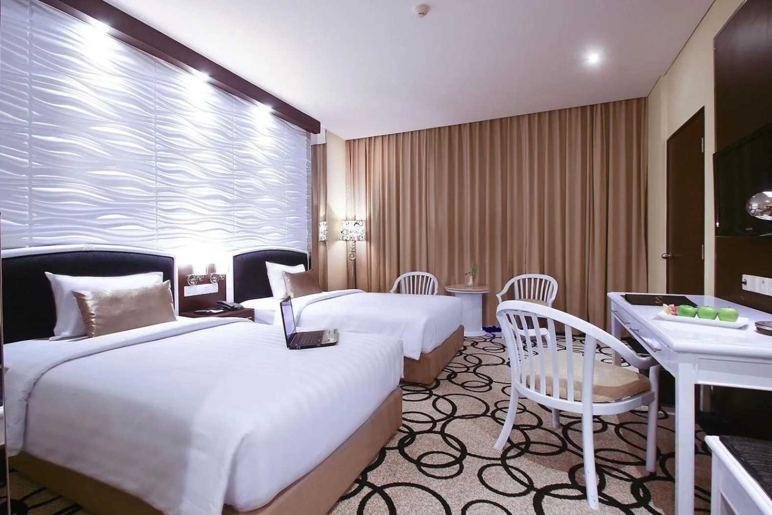 Photo of the whole room, Bed in Hotel New Saphir Yogyakarta