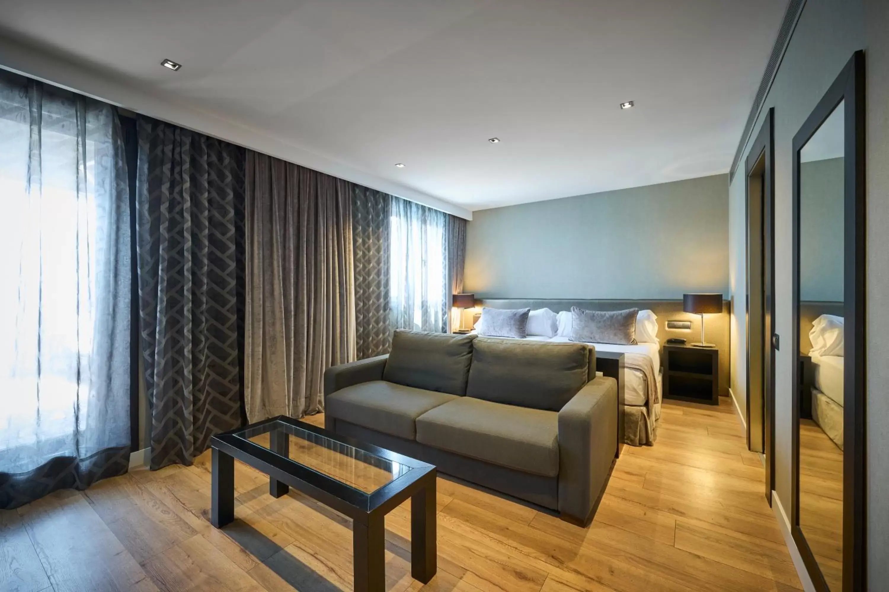 Junior Suite with Private Pool in Catalonia Ramblas 4* Sup Junior Suite with Private Pool in Catalonia Ramblas 4* Sup