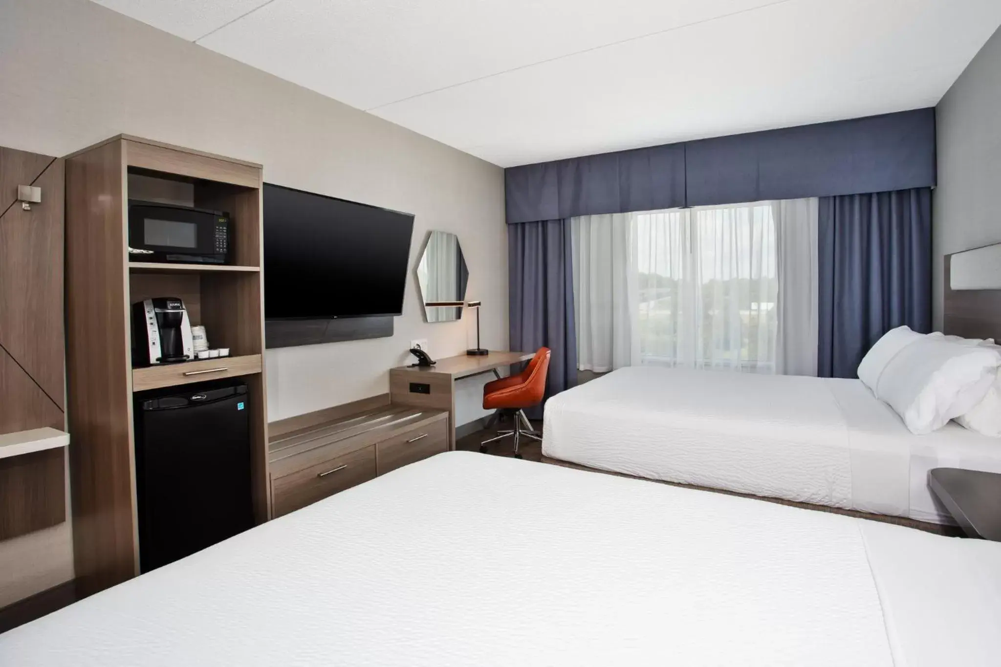 Standard Queen Room with Two Queen Beds in Holiday Inn Express Kingston Central by IHG Standard Queen Room with Two Queen Beds in Holiday Inn Express Kingston Central by IHG