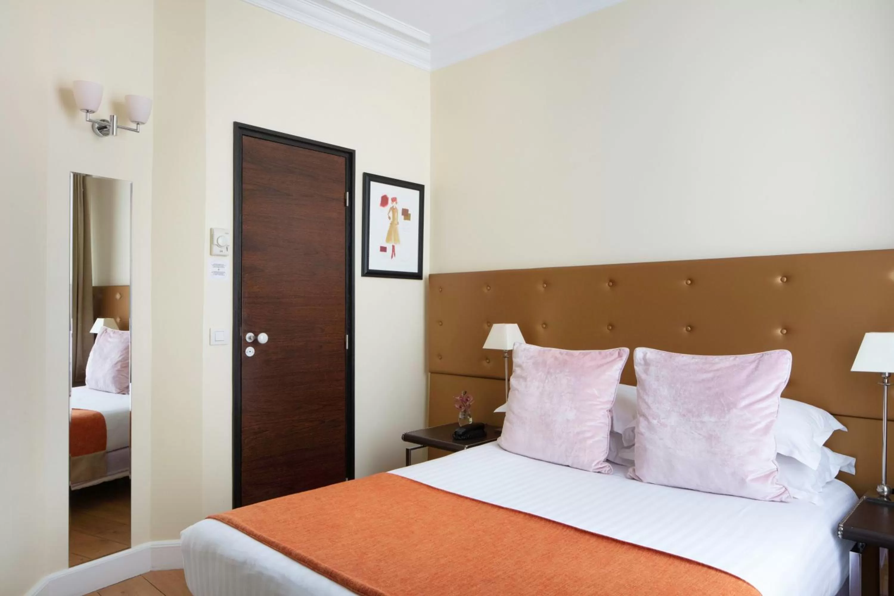 Bed in Le 123 Elysees - Astotel