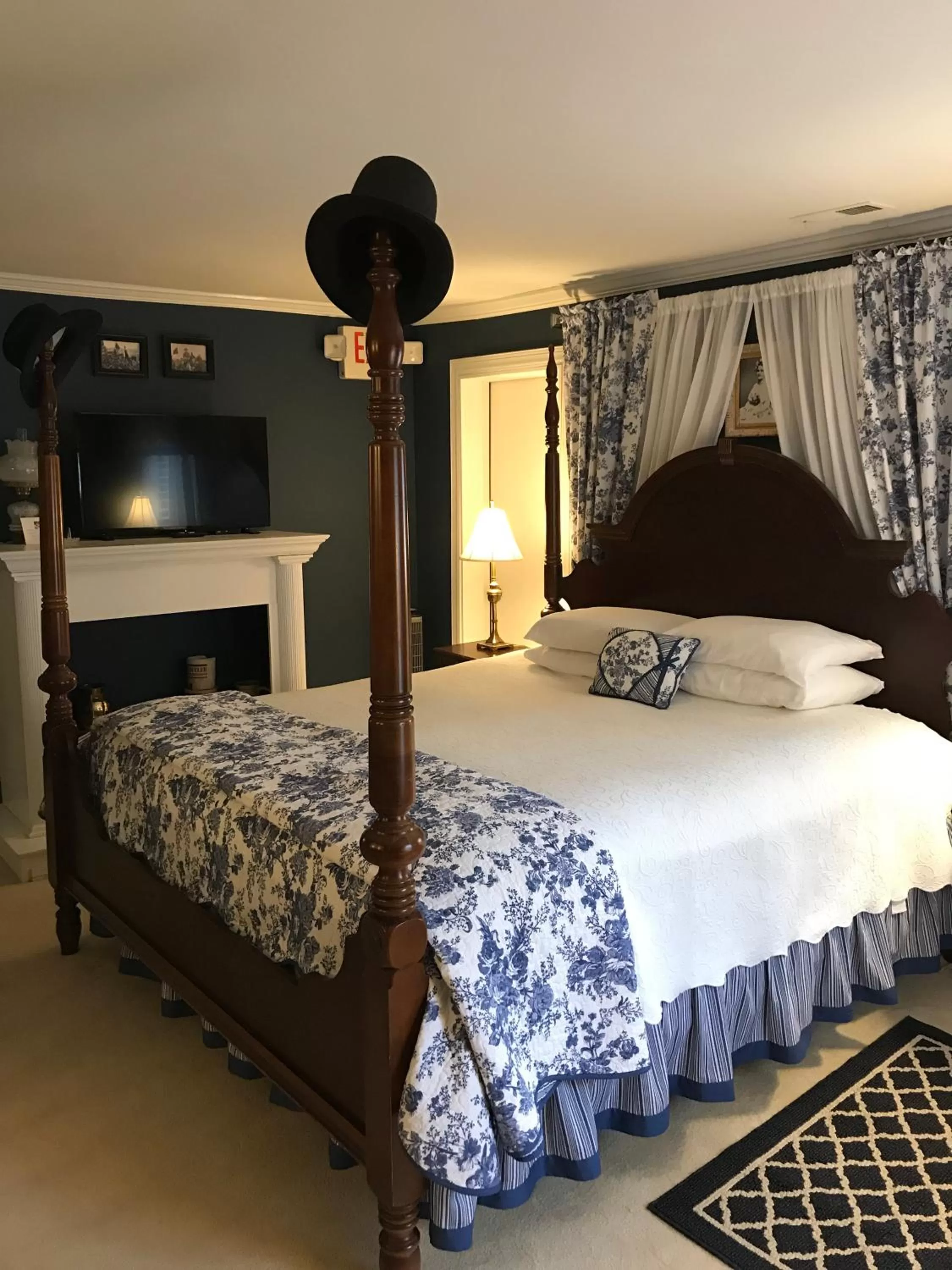Photo of the whole room, Bed in A Williamsburg White House Inn
