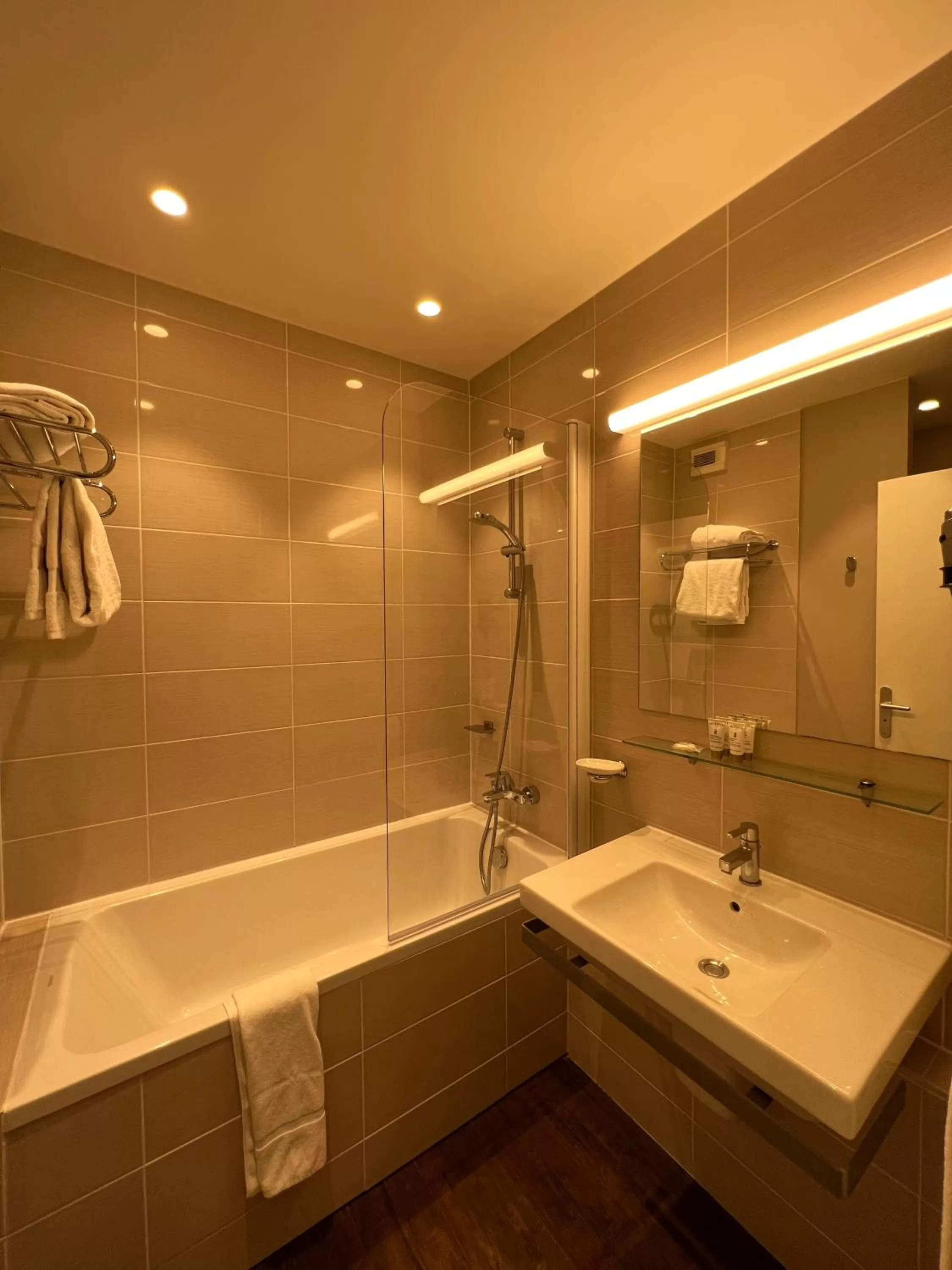 Bath in L'Échappée - Hôtel Casino Dieppe