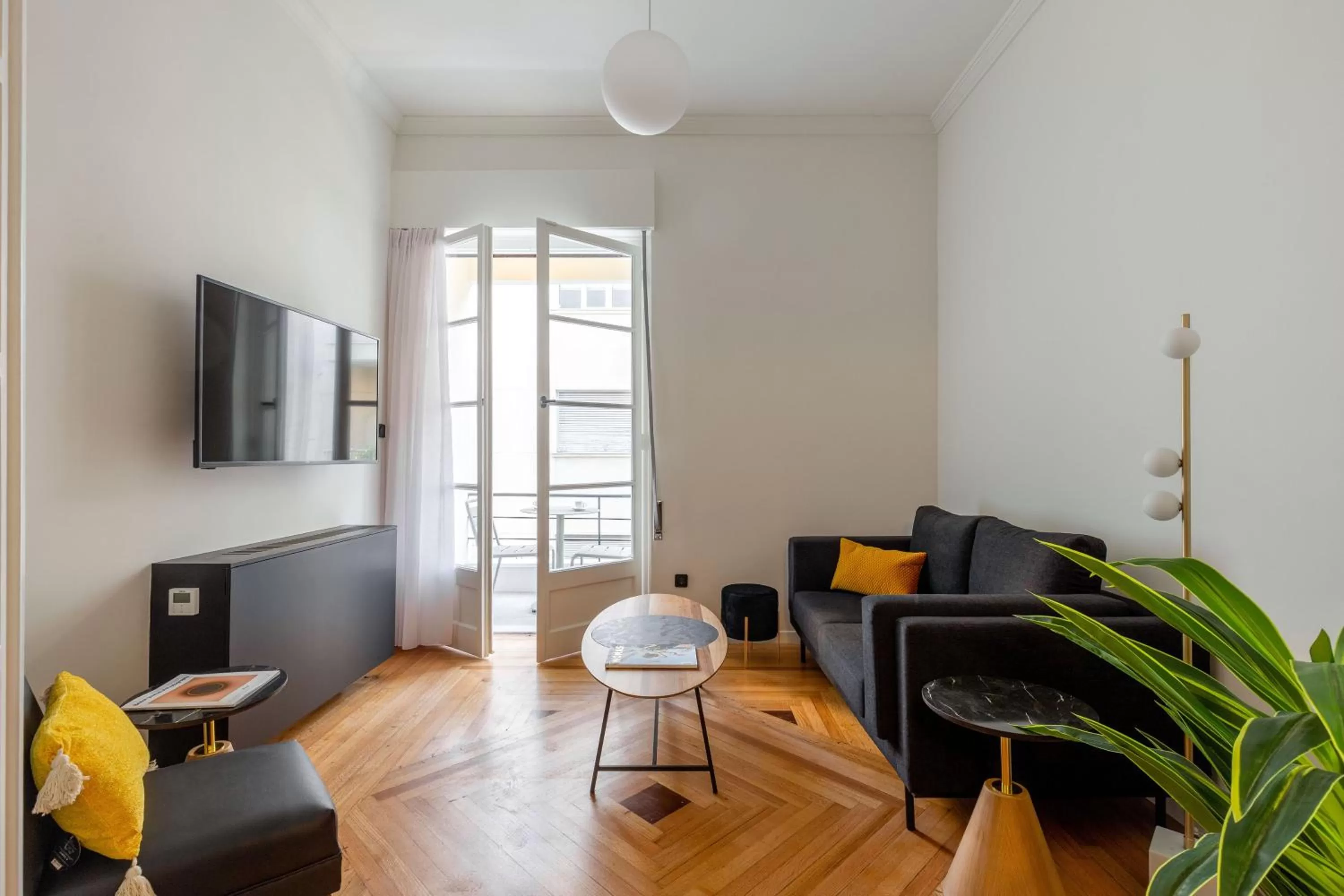 Living room, Seating Area in ZOIA The Met by UPSTREET