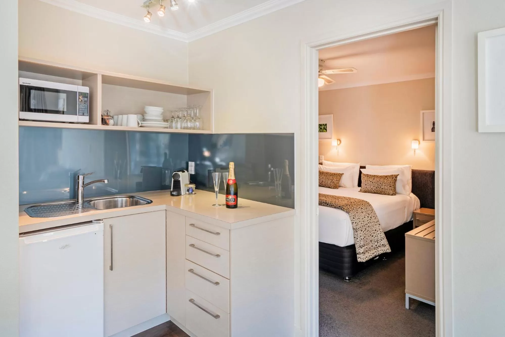 Kitchen or kitchenette, Bed in Silver Fern Rotorua Suites & Spa