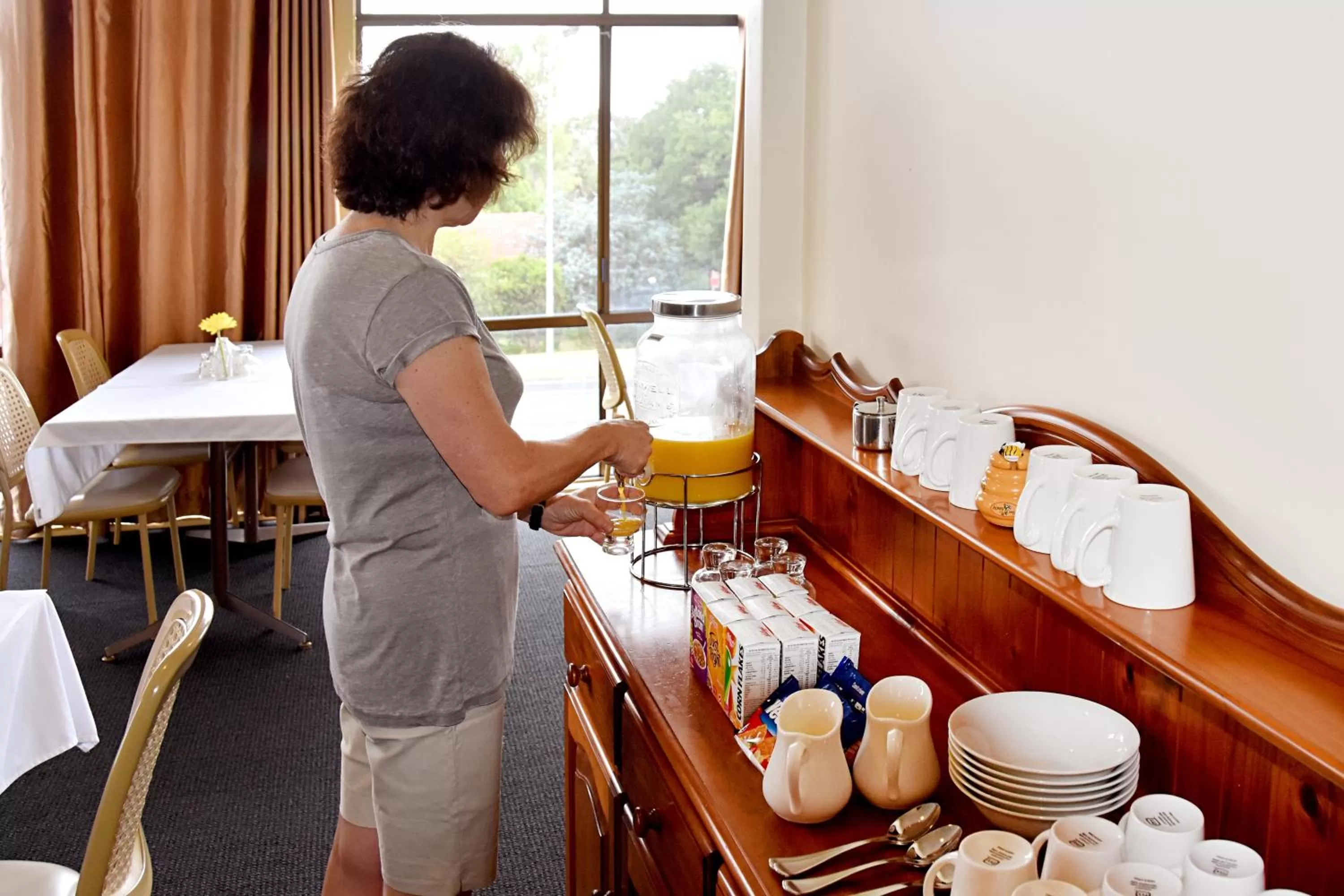 Buffet breakfast in Armidale Inn