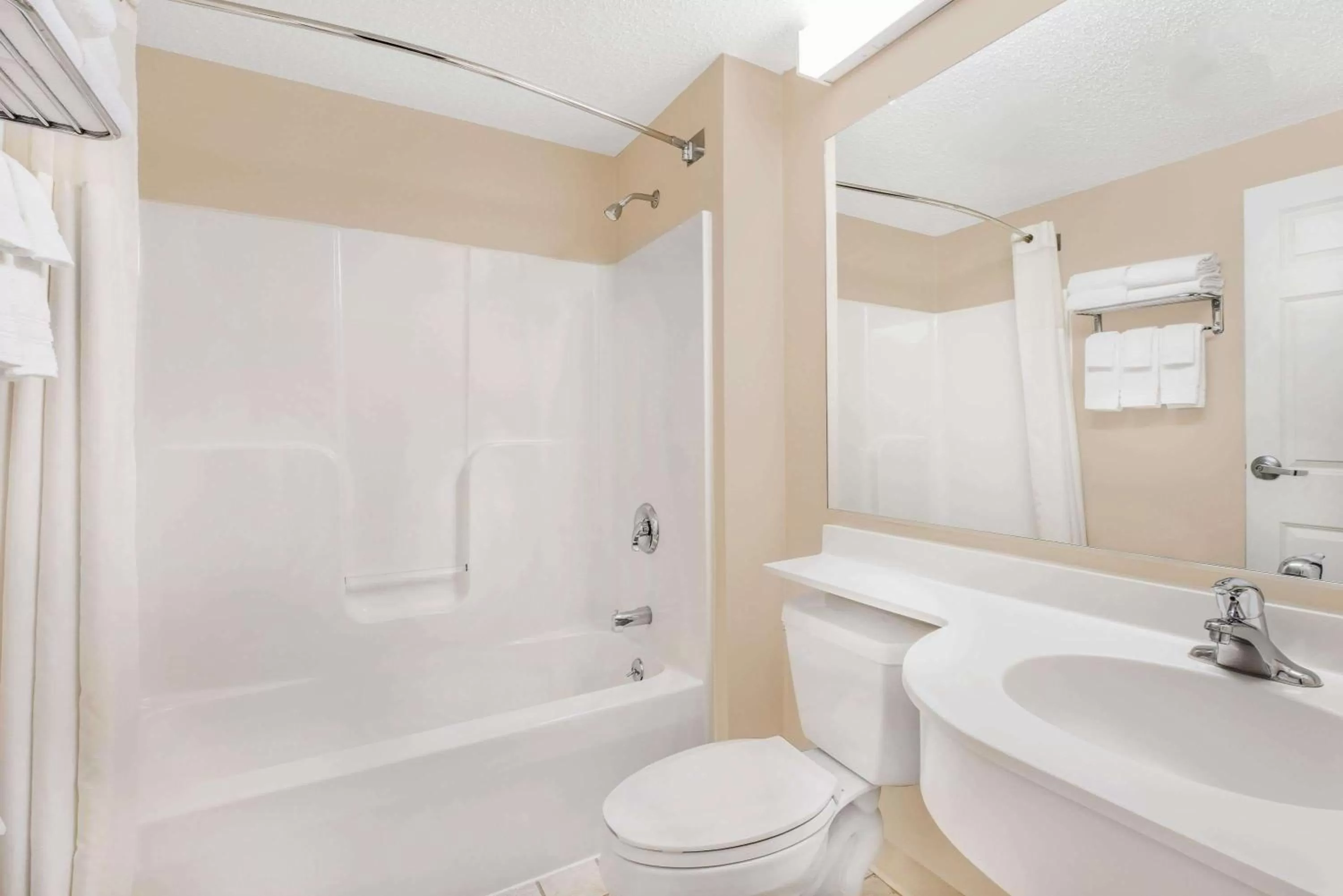 Bathroom in Microtel Inn & Suites by Wyndham Hamburg