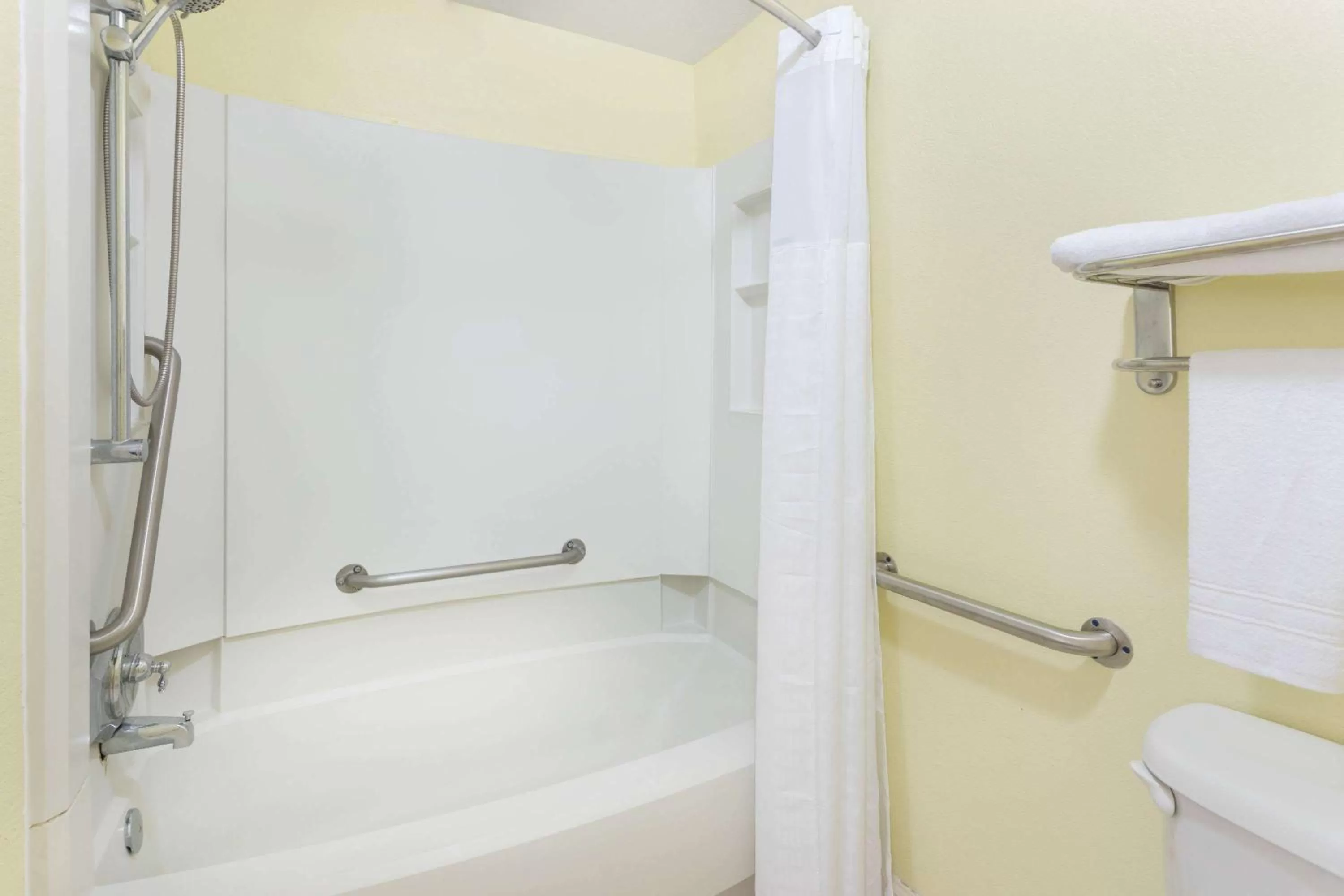 Bathroom in Super 8 By Wyndham Kingsland I-95 Naval Base Area