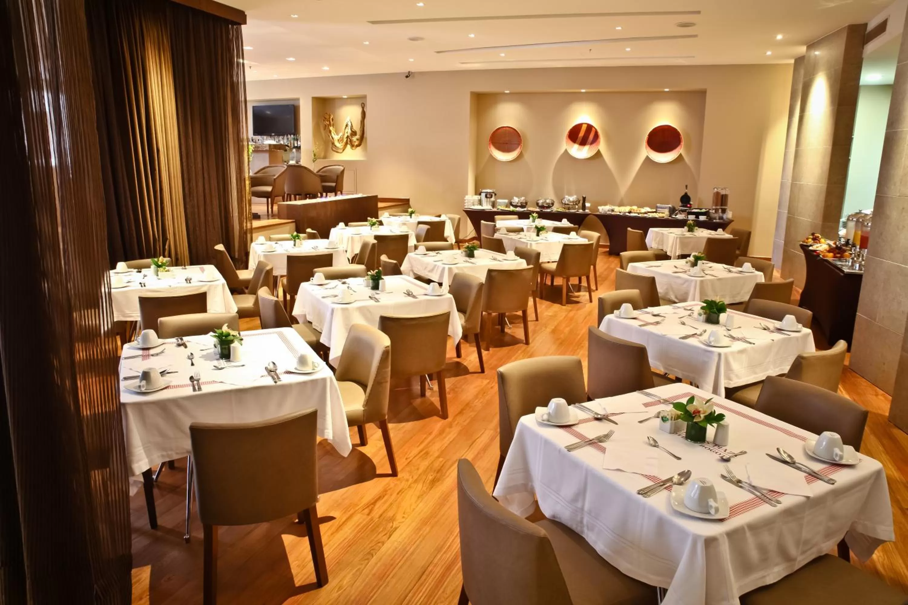 Restaurant/places to eat in Hotel Rosales Plaza