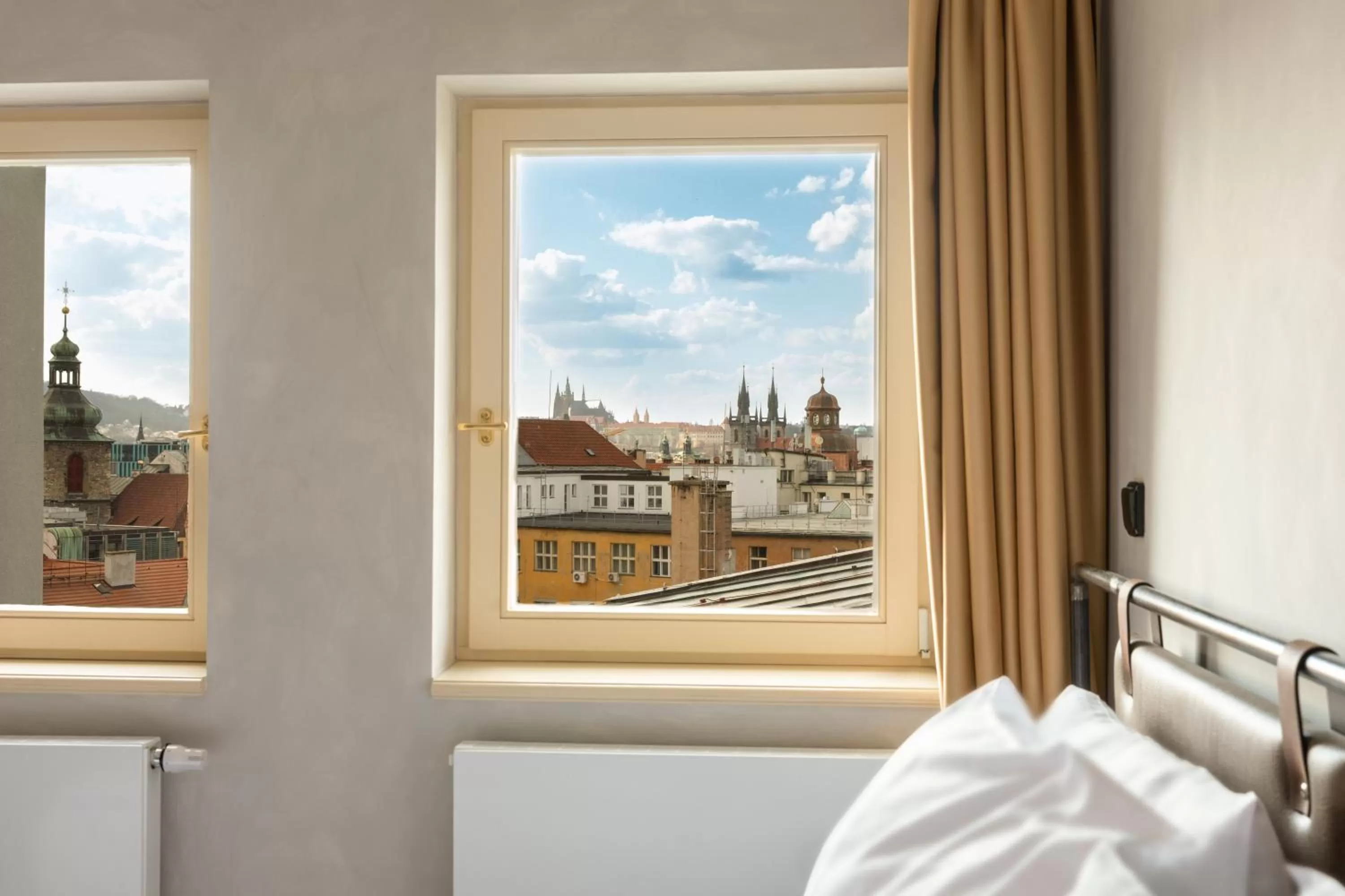 City view, Bed in Miss Sophie's Downtown