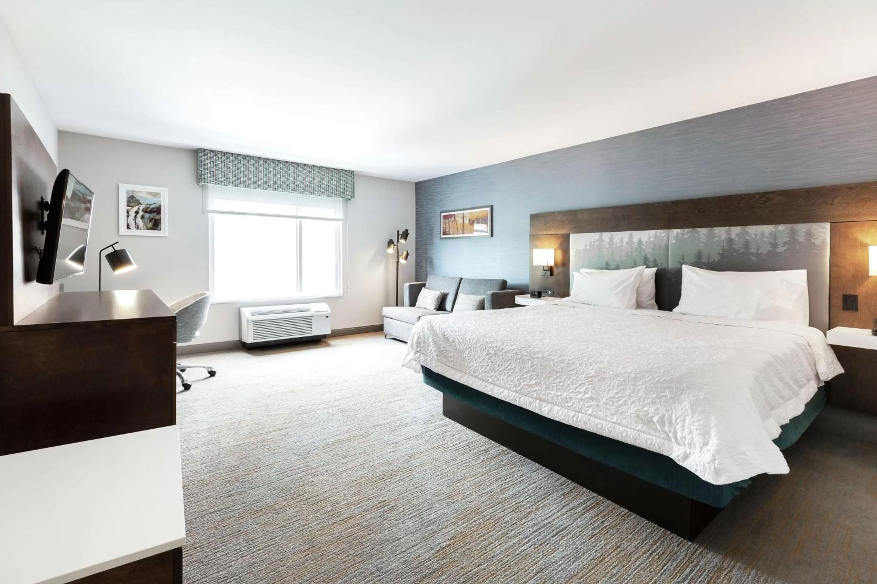 Bed in Hampton Inn & Suites by Hilton Québec - Beauport