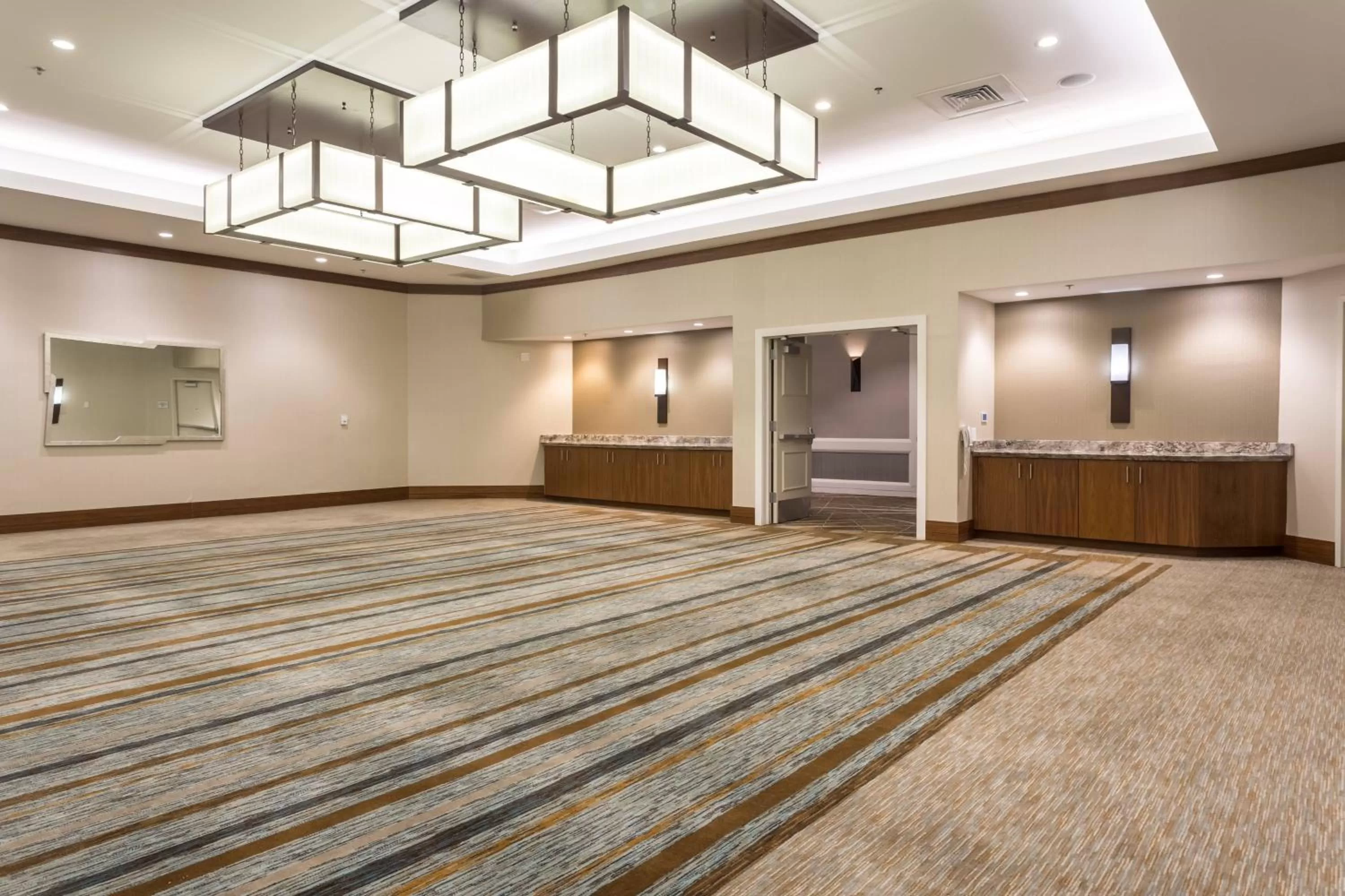 Meeting/conference room, Bed in Raleigh Marriott Crabtree Valley
