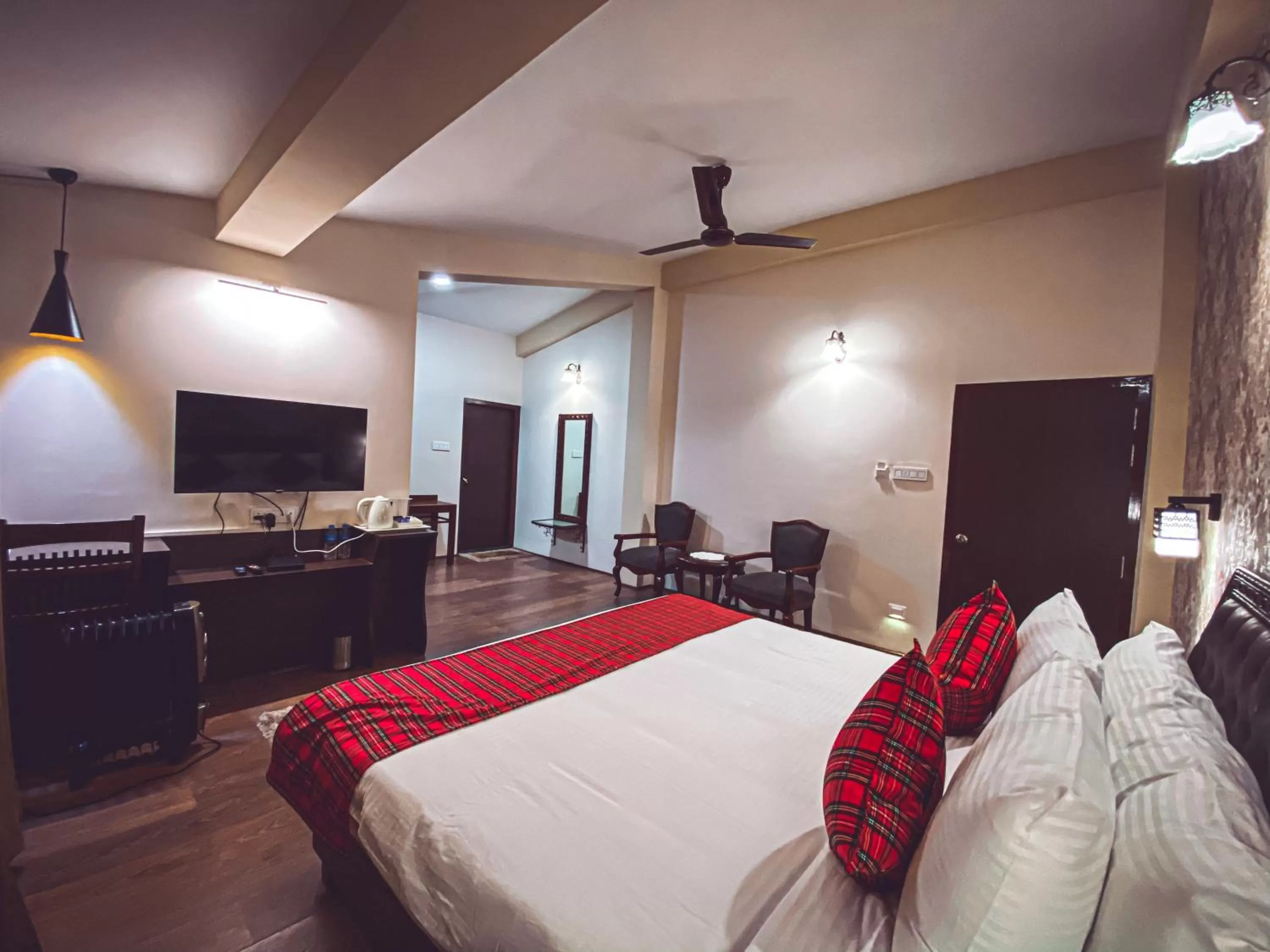 Photo of the whole room, TV/Entertainment Center in Windermere Inn