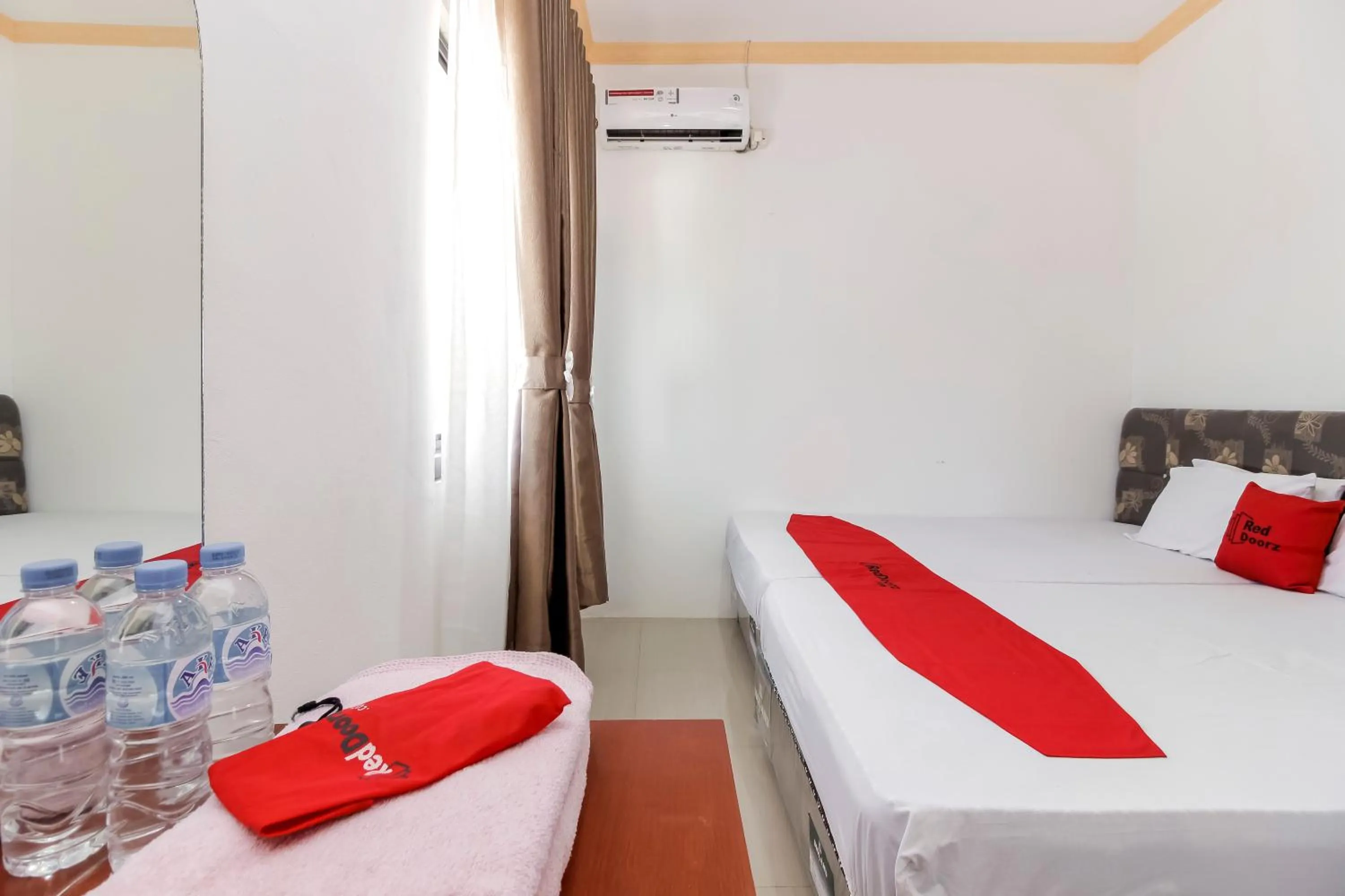 Bedroom, Bed in RedDoorz near Sam Ratulangi Airport Manado