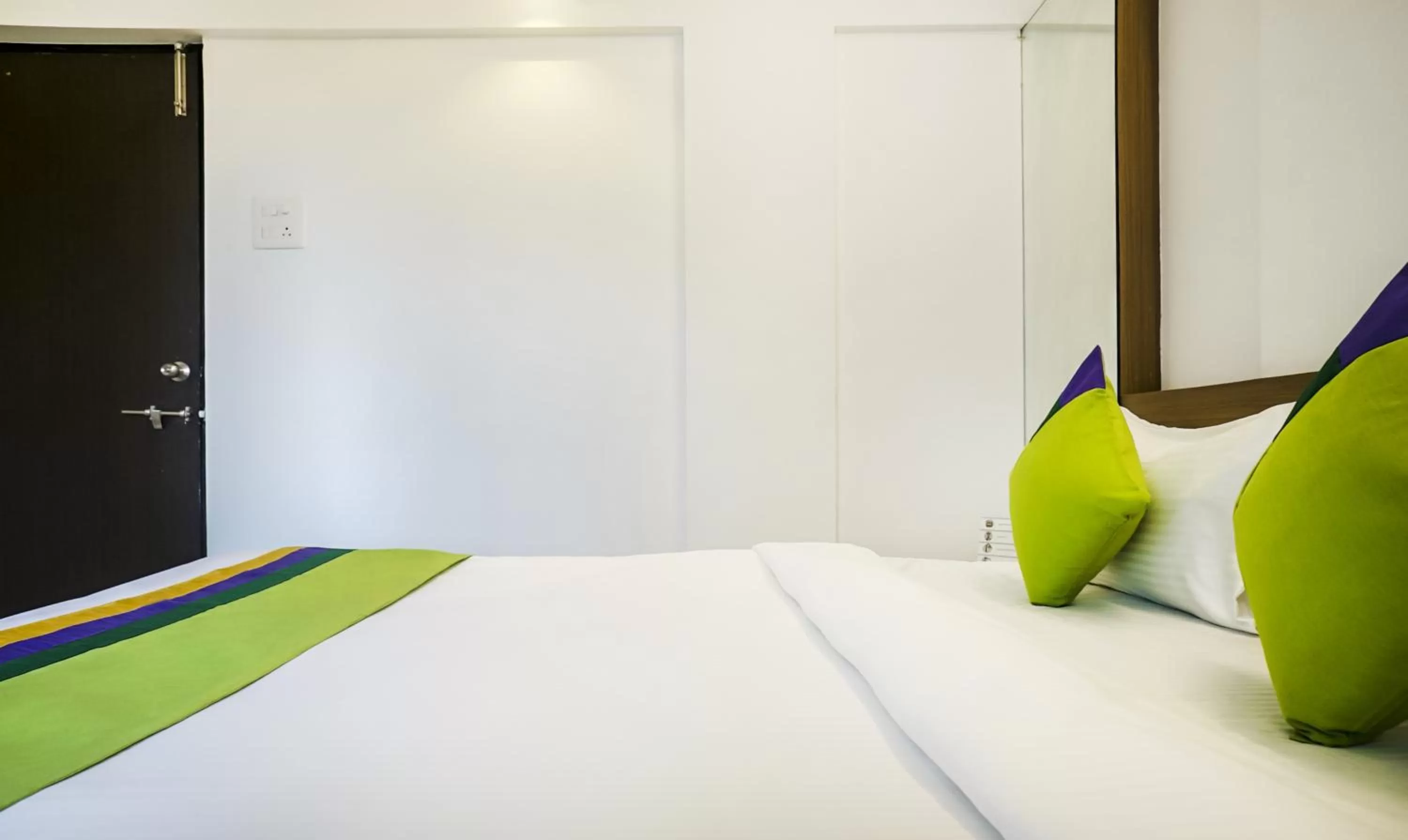 Bed in Treebo Luxe Suite, Shivaji Nagar