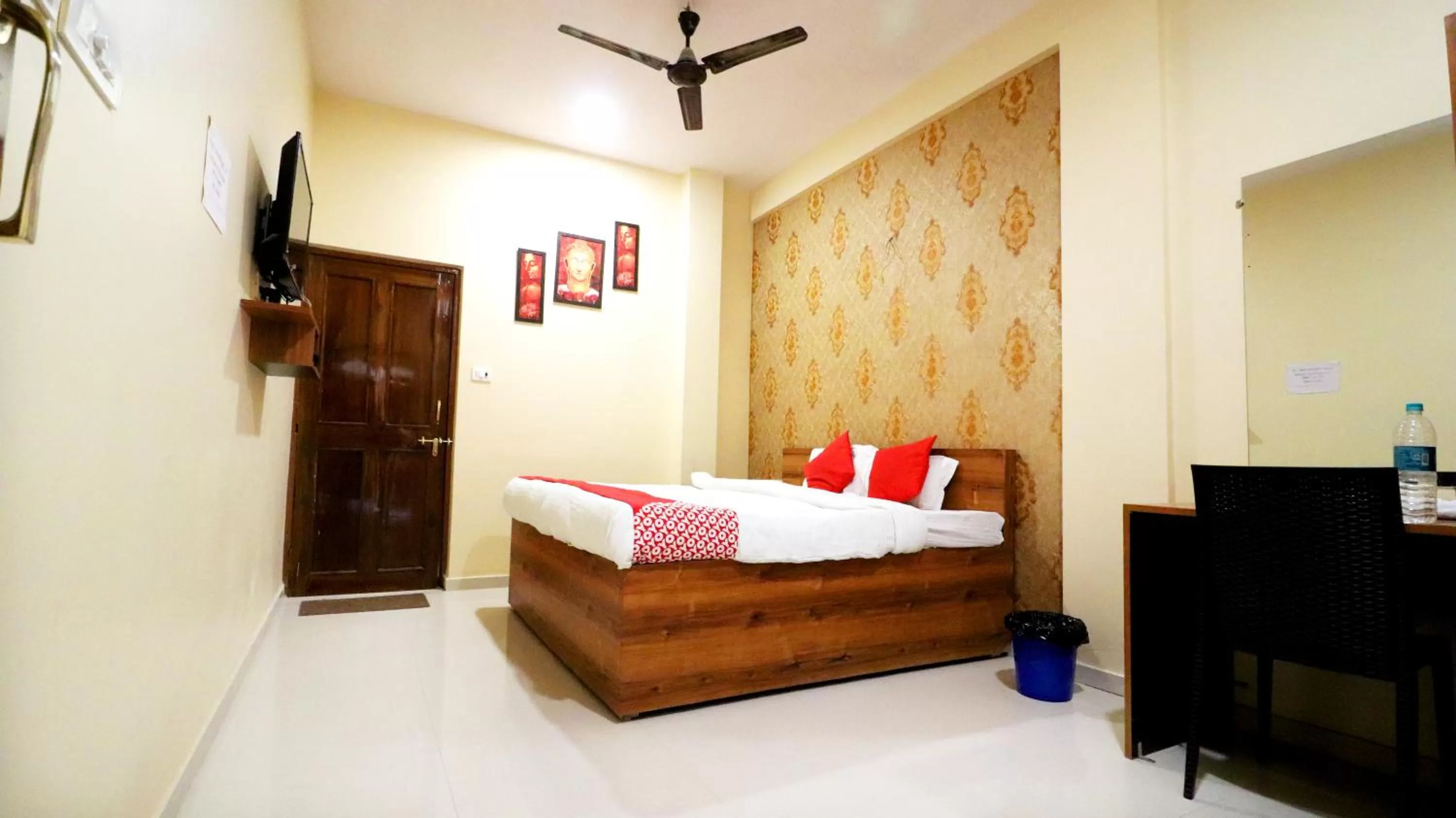 Bed in Hotel Neelkanth