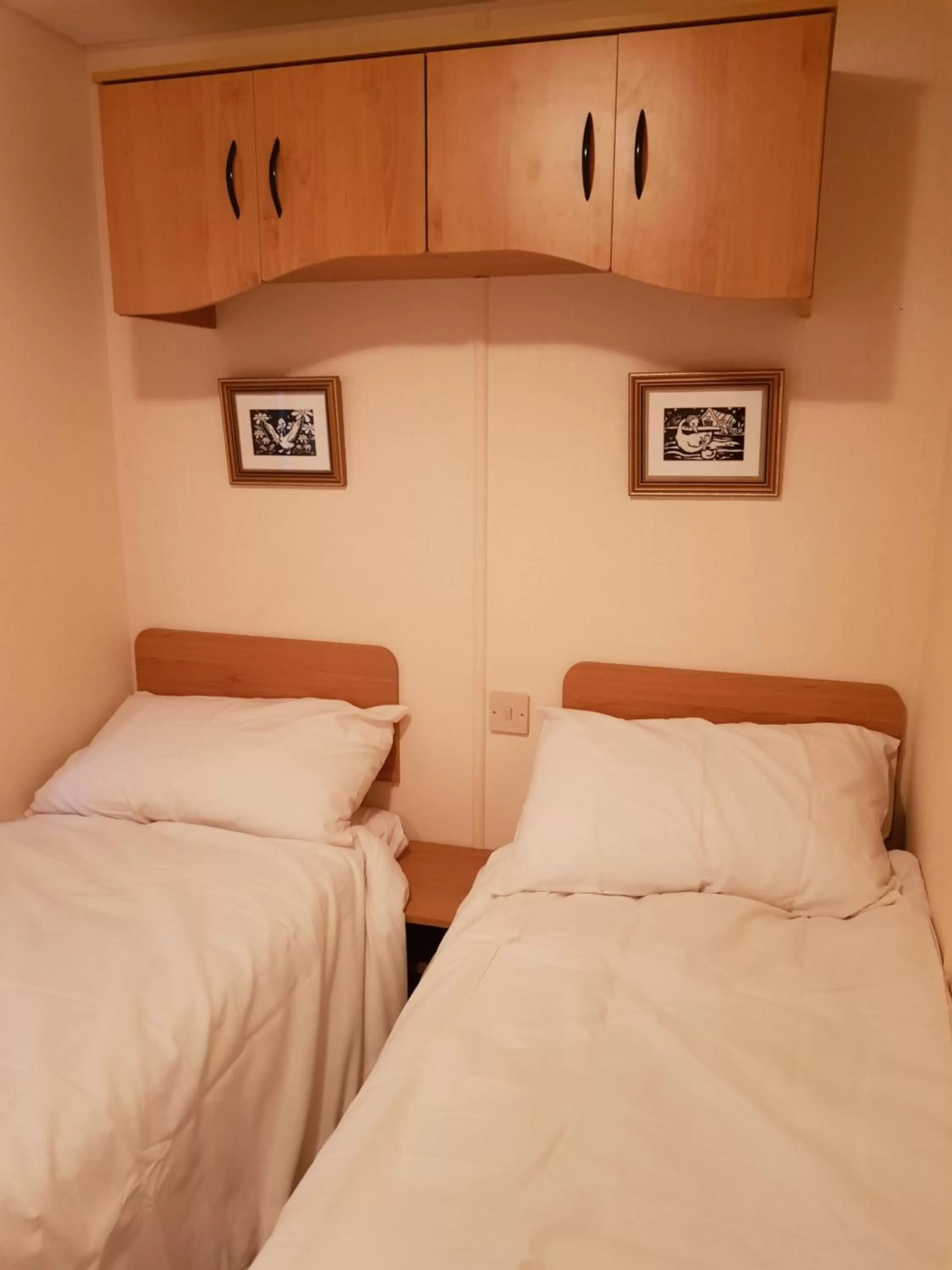 Bedroom, Bed in the jackdaw pub SELF CATERING STATIC CARAVAN free breakfast supplied
