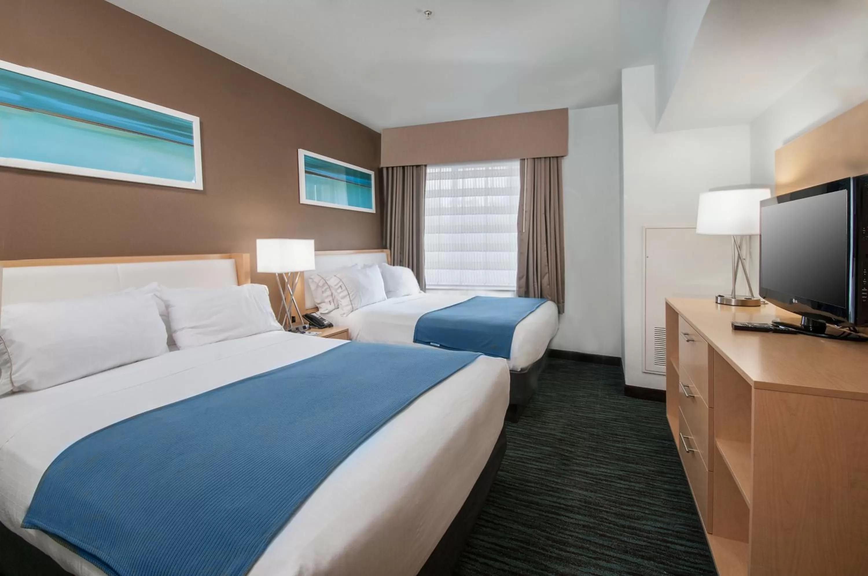 Photo of the whole room, Bed in Holiday Inn Express Hotel & Suites San Antonio - Rivercenter Area by IHG