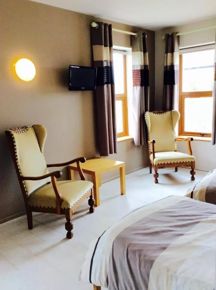 Photo of the whole room, Bed in Holland House F94DP26