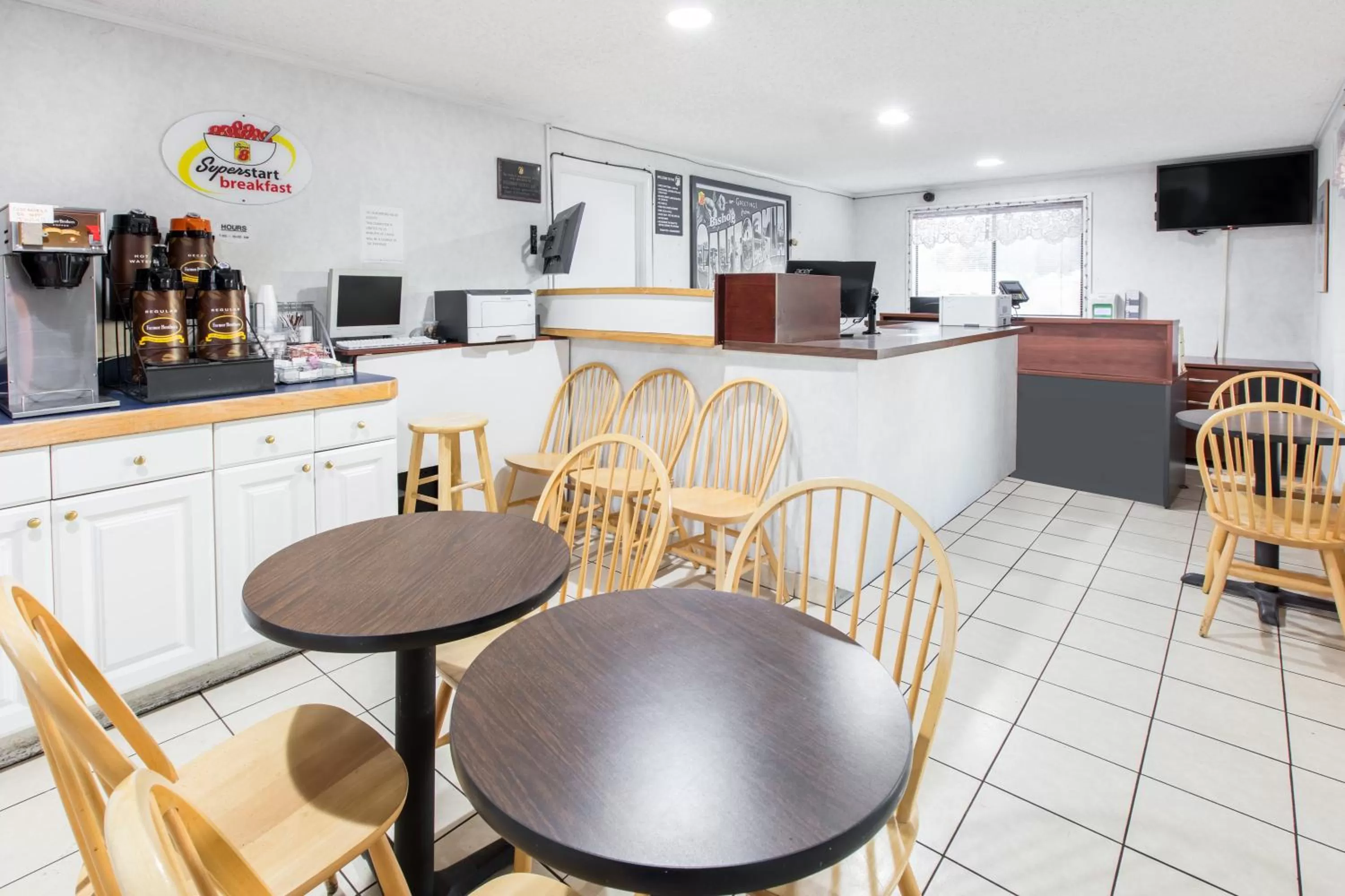 Coffee/tea facilities in Super 8 by Wyndham Bishop