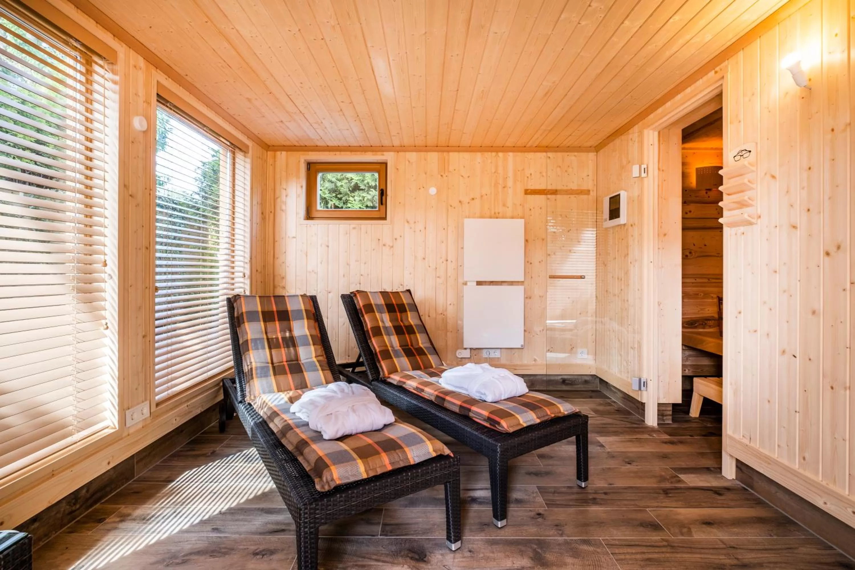 Sauna, Seating Area in Hotel Apartments Büngers - Mein Refugium am Meer mit Sommerstrandkorb