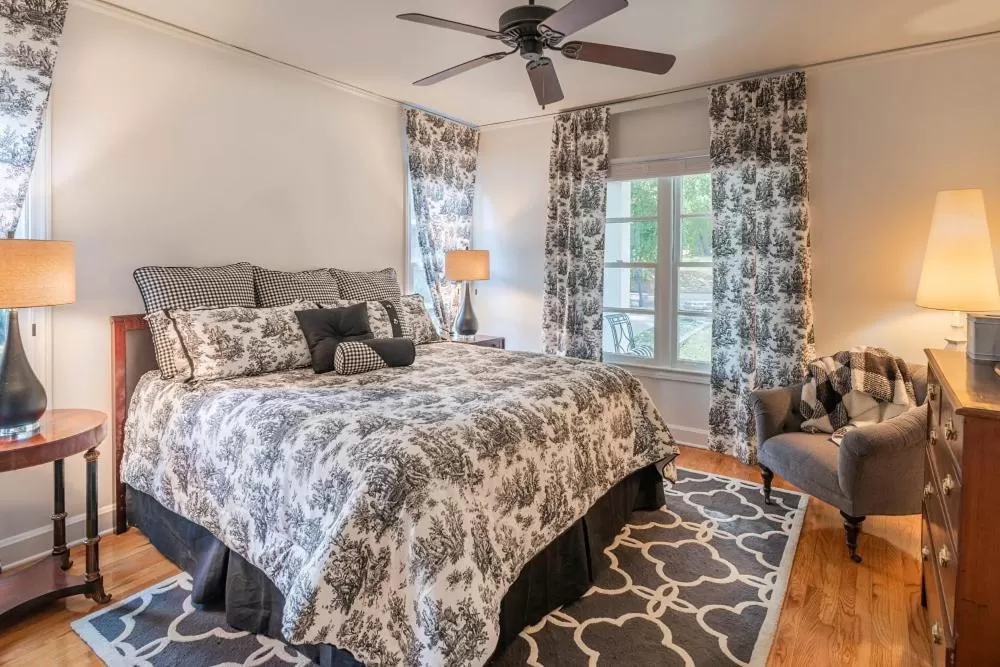 Photo of the whole room, Bed in Linden - A Historic Bed and Breakfast