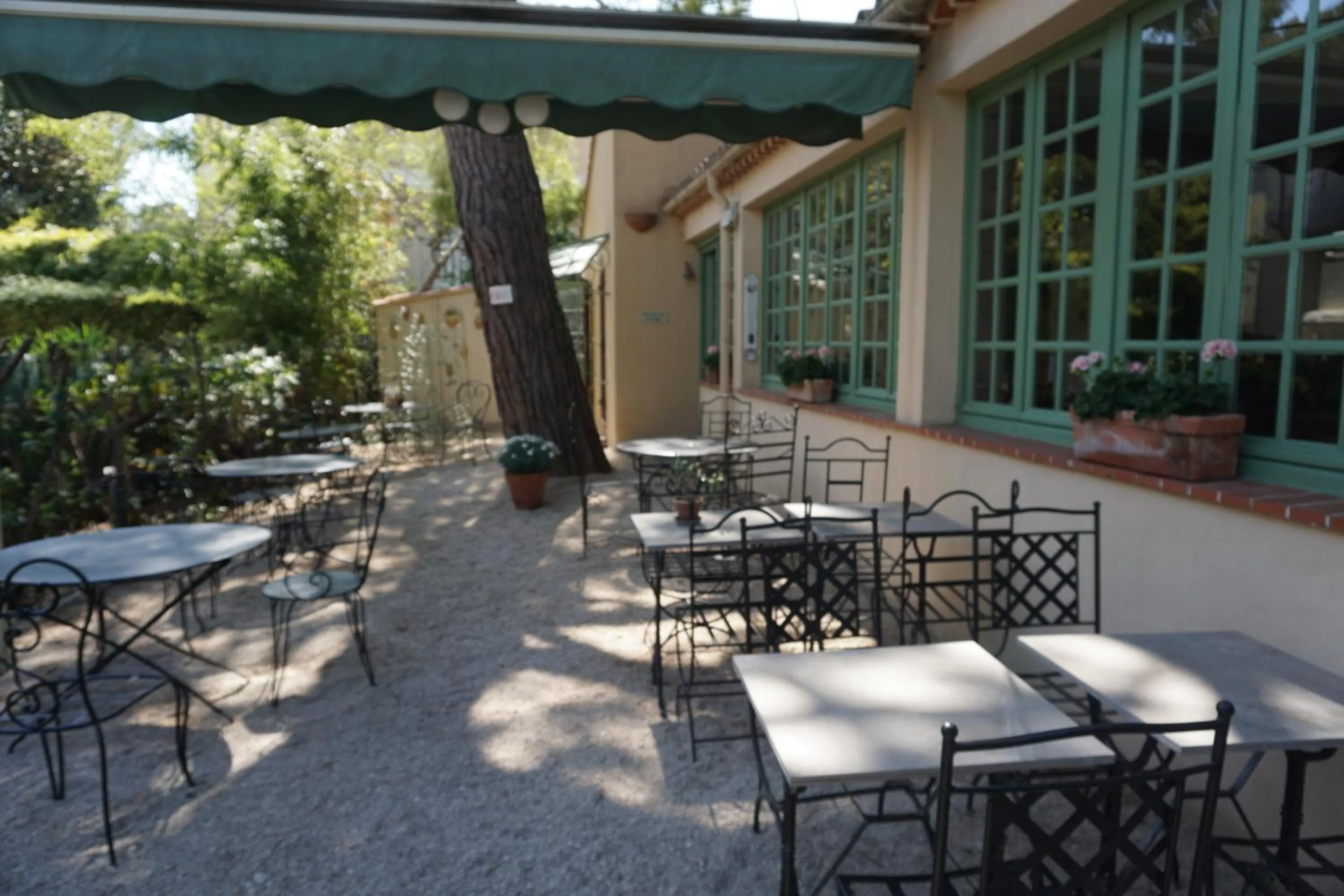 Patio in Hotel Le Ponteil