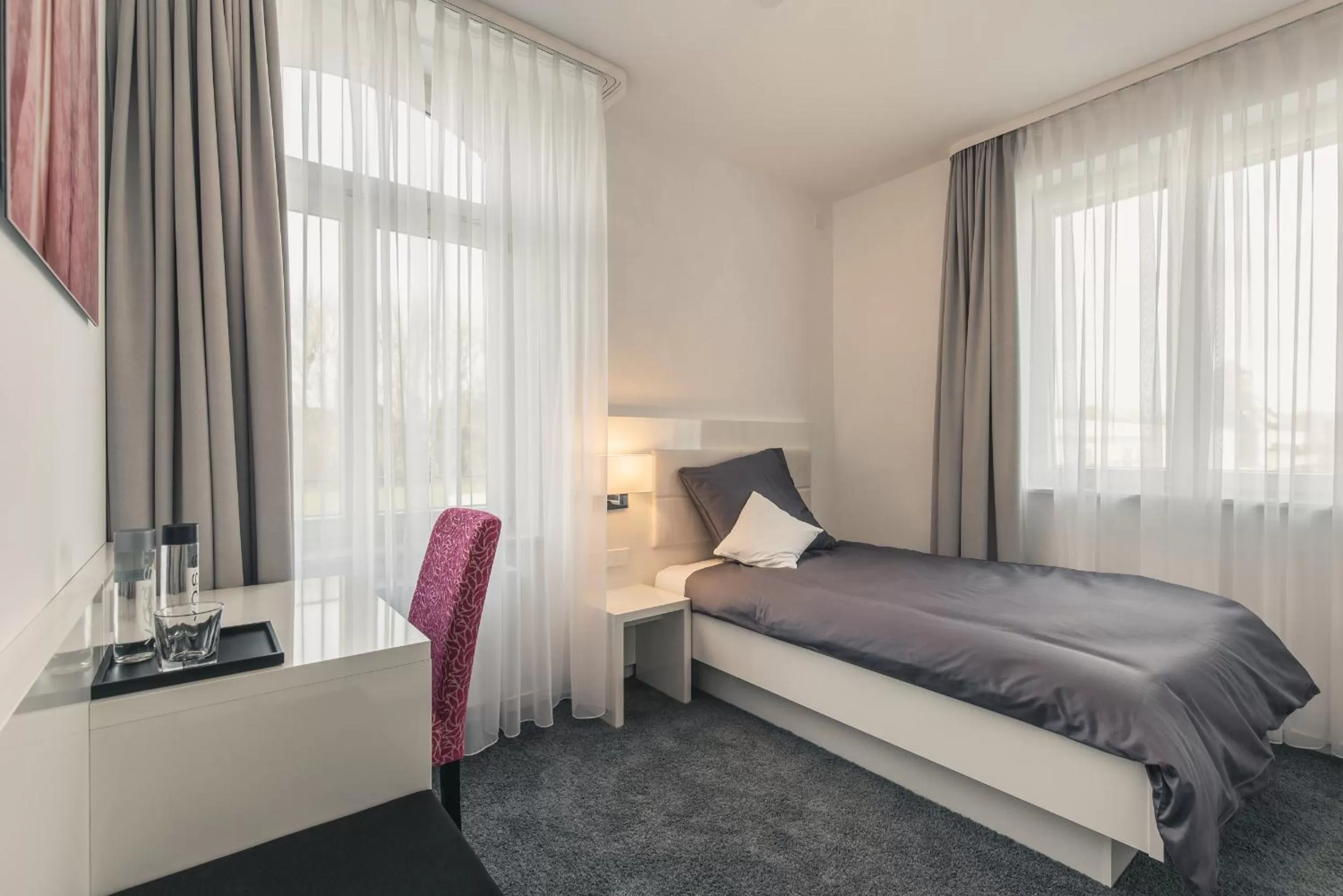 Day, Bed in Bahnlounge 1907