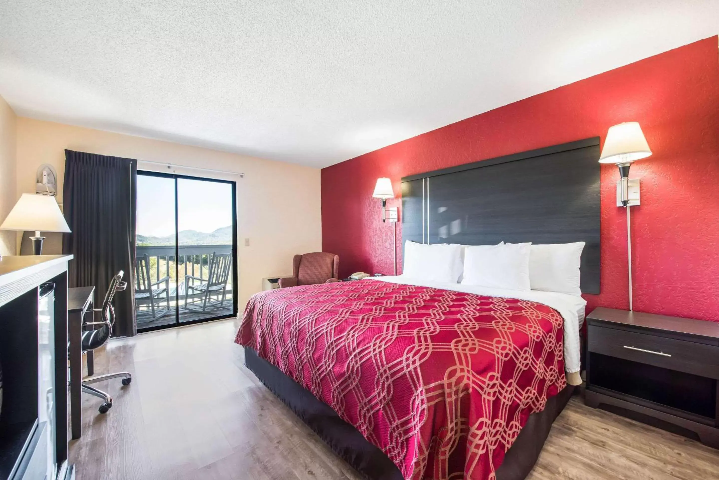 Queen Room - Accessible/Non-Smoking in Econo Lodge Waynesville Queen Room - Accessible/Non-Smoking in Econo Lodge Waynesville