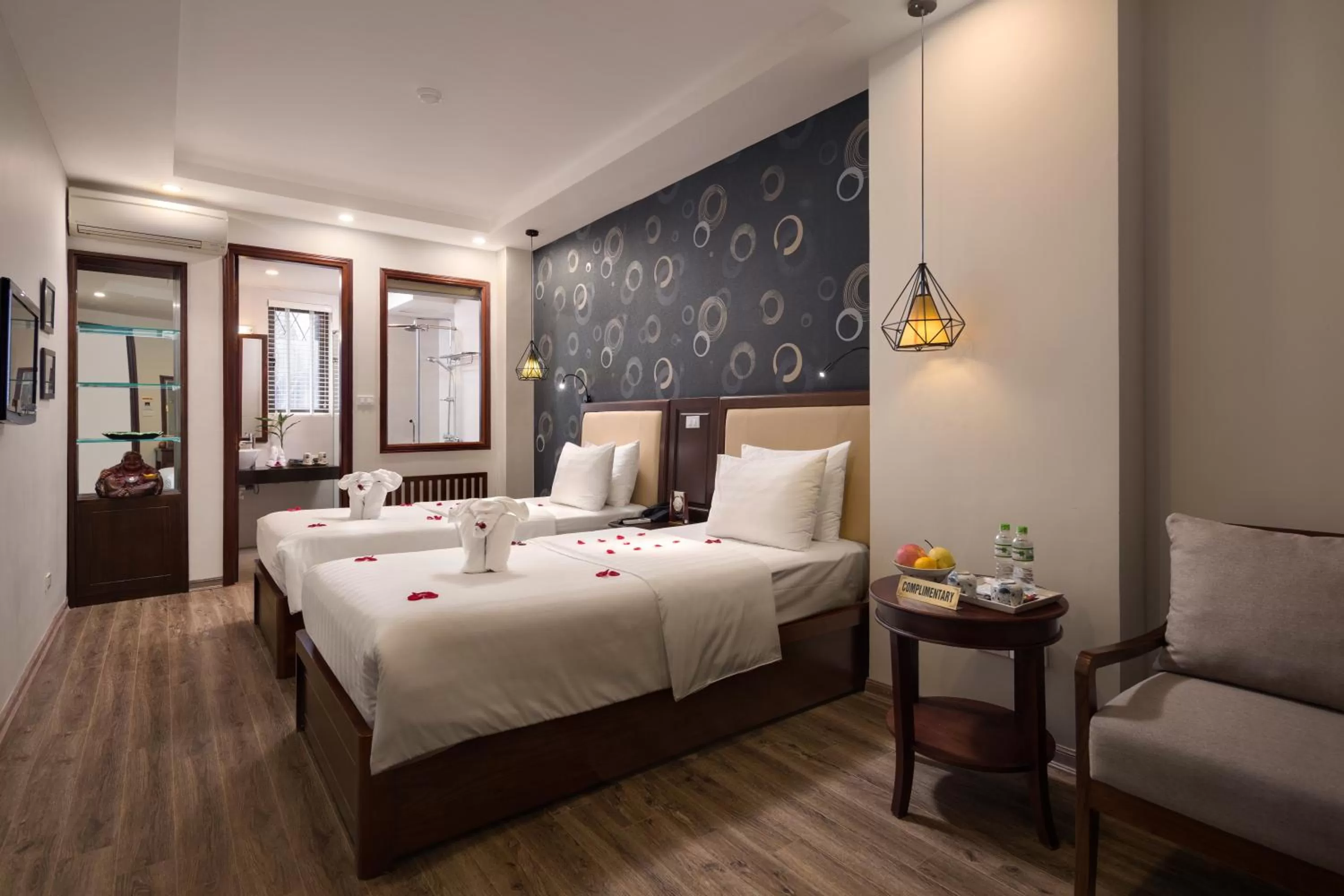 Bedroom, Bed in Holiday Emerald Hotel