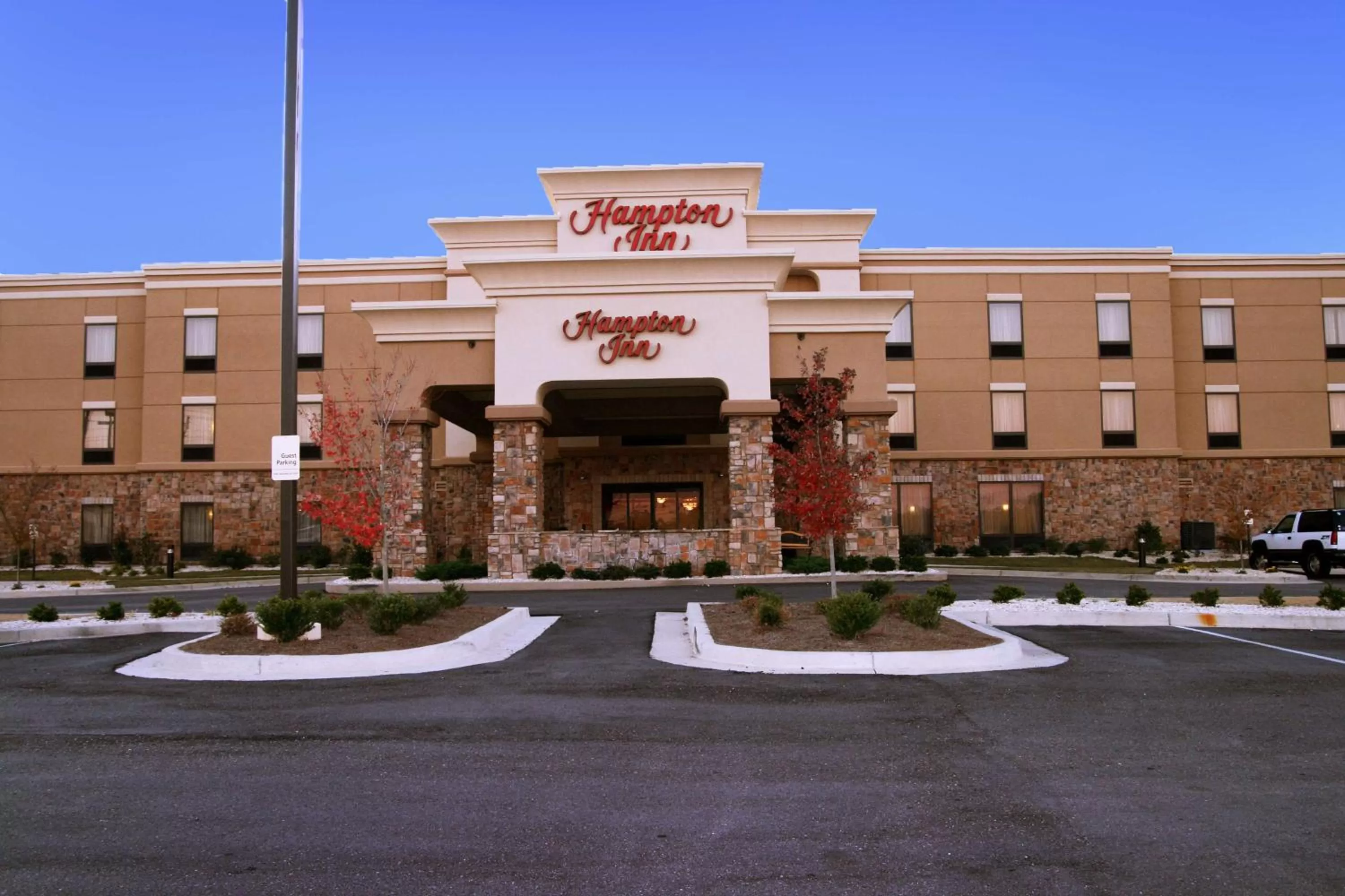 Property building in Hampton Inn Montgomery-South-Airport