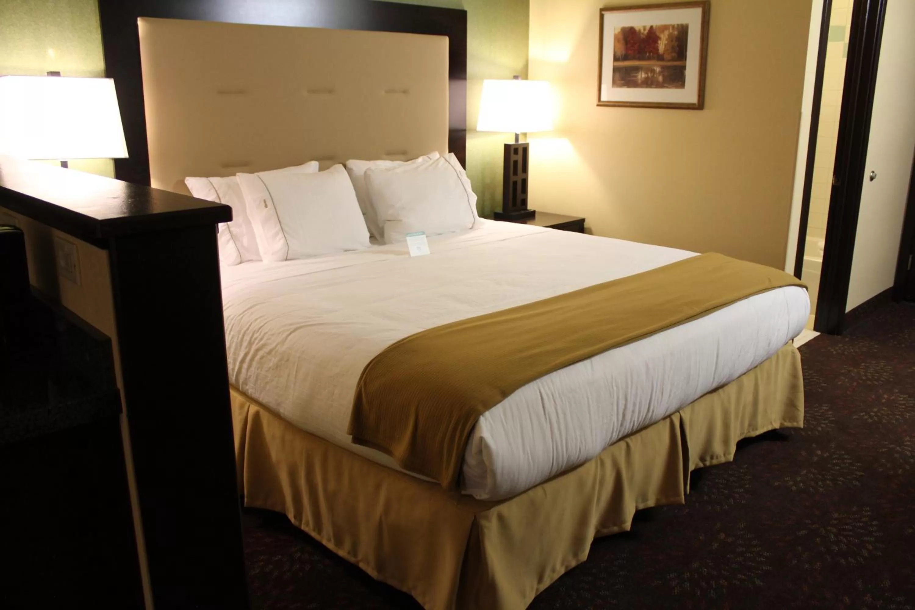 King Suite in Holiday Inn Express Portland East - Columbia Gorge, an IHG Hotel
