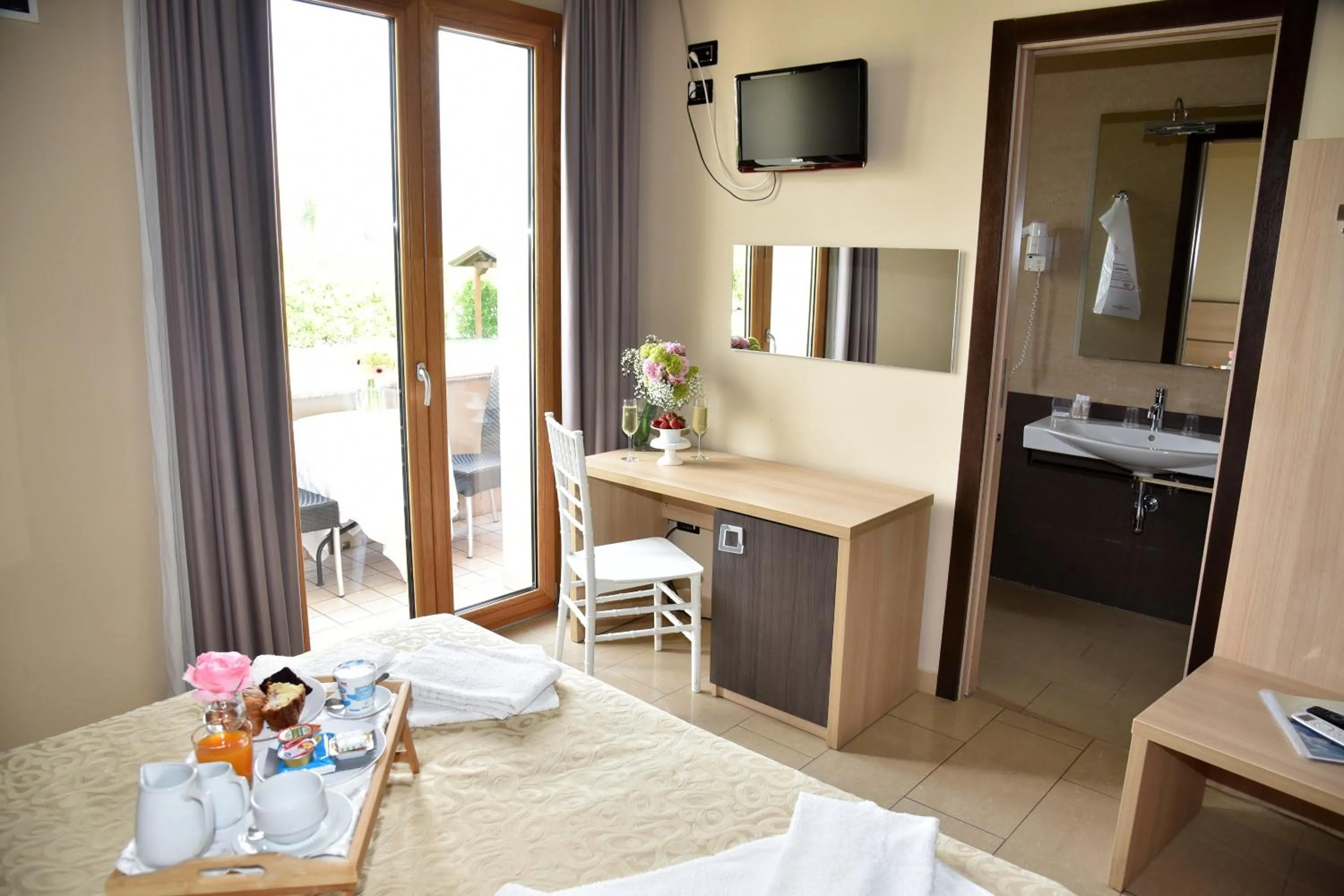 Seating area, Bed in Hotel Nelton